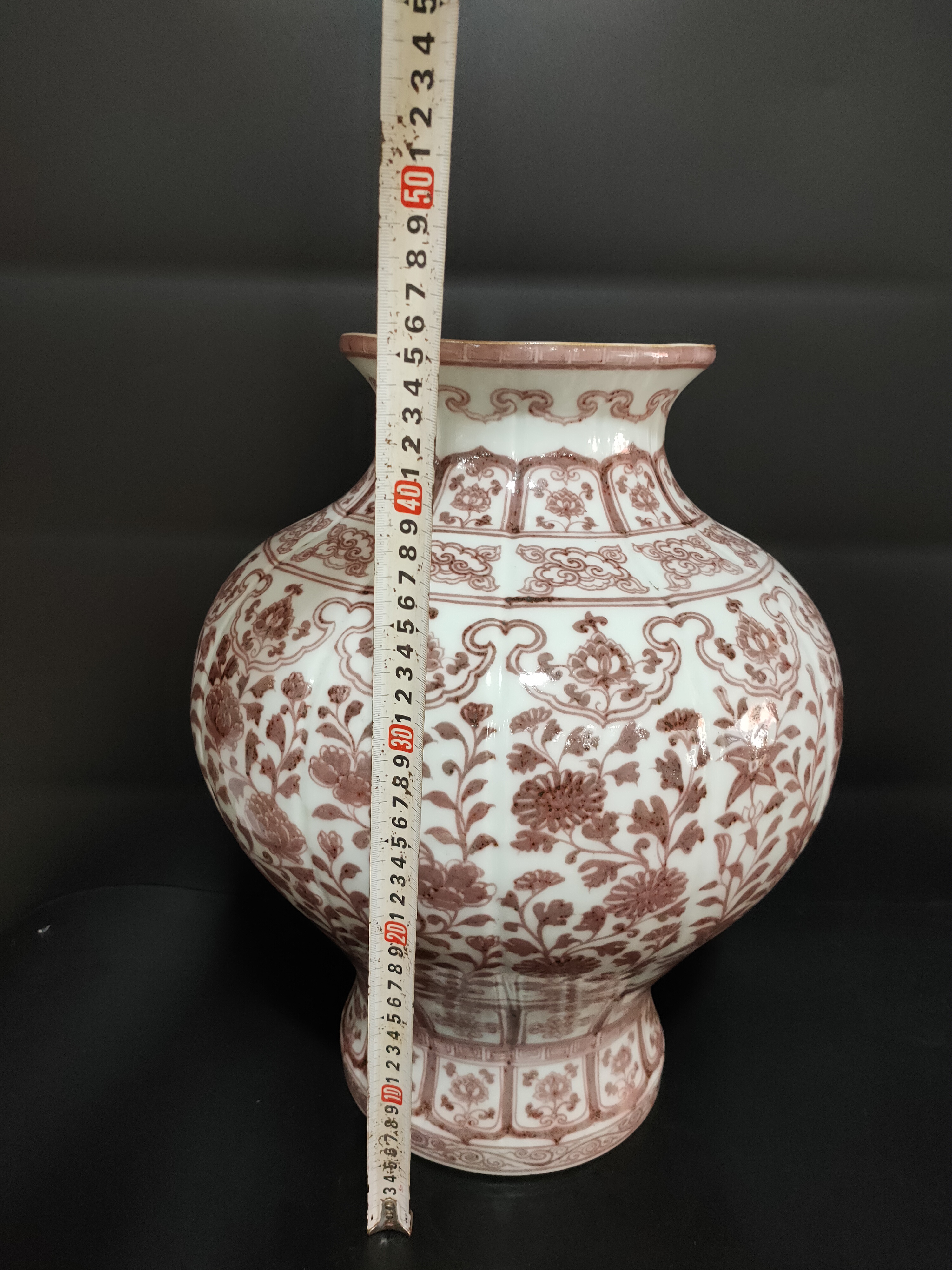 正宗明代(洪武)中期釉里红石榴尊,是景德镇窑烧制出来的精品.