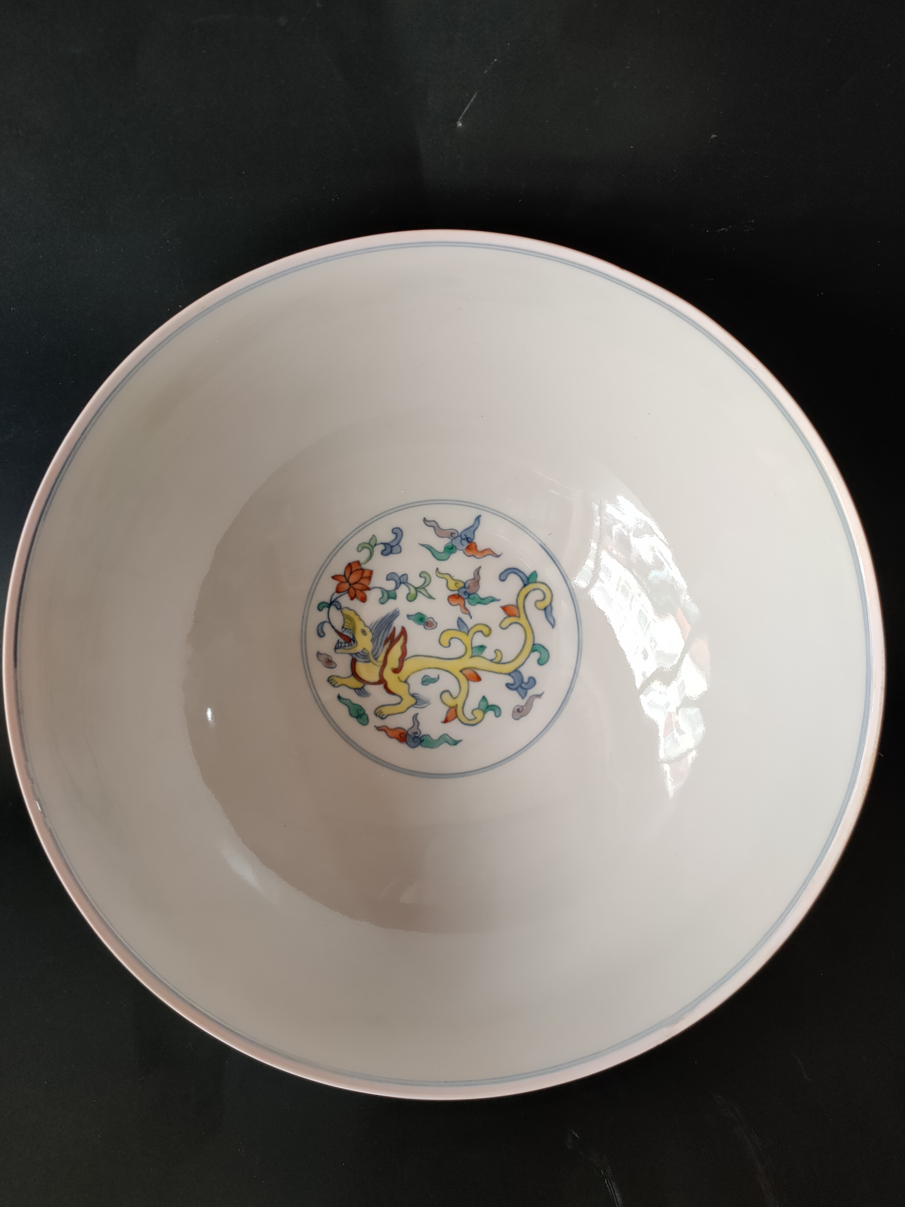 正宗明代(成化)本朝的斗彩薄胎大碗,是一件珍贵的重器.