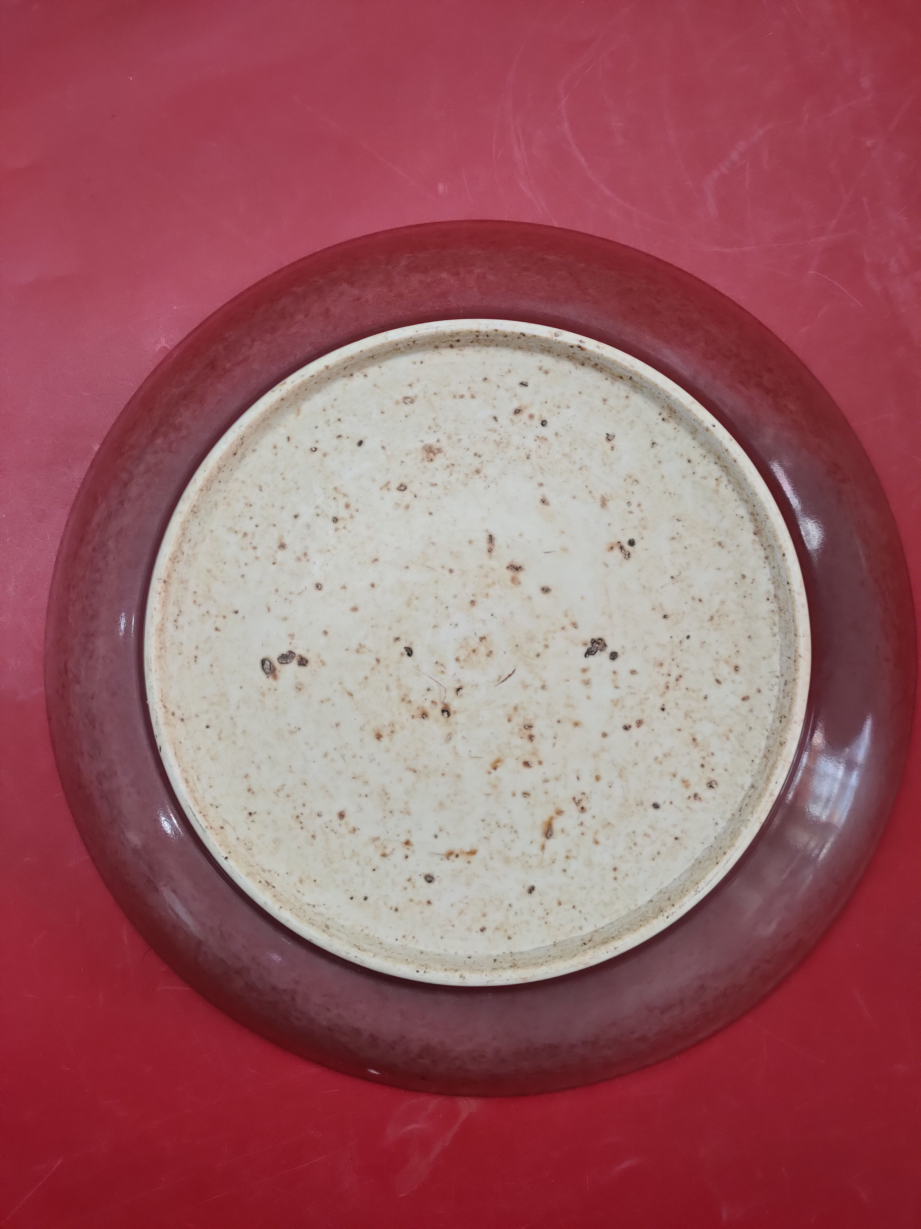 正宗明代(永乐)宝石红釉盘,内甜白釉下印刻云龙纹,是景德镇御窑厂烧制