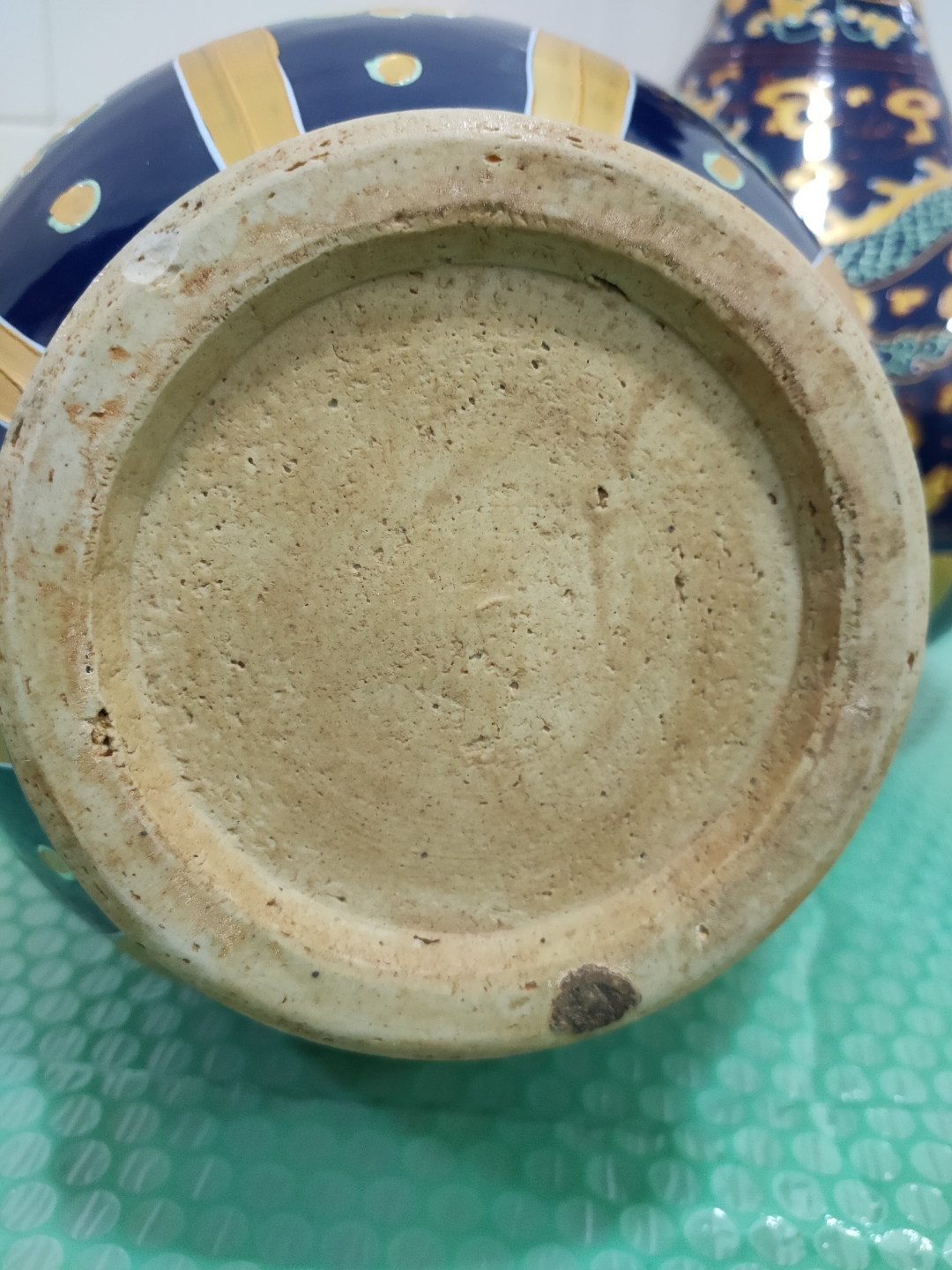 正宗元代晚期(枢府)款,宝石蓝釉描金,玉壶春瓶,是一对贵重物品.