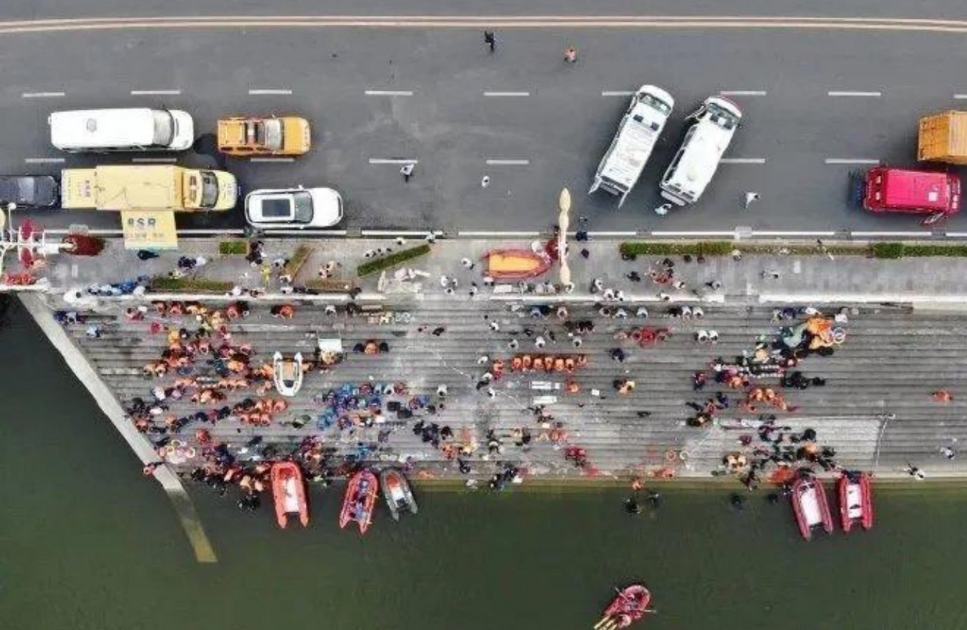 在贵州安顺公交车坠湖事件中,有高考学生遇难.