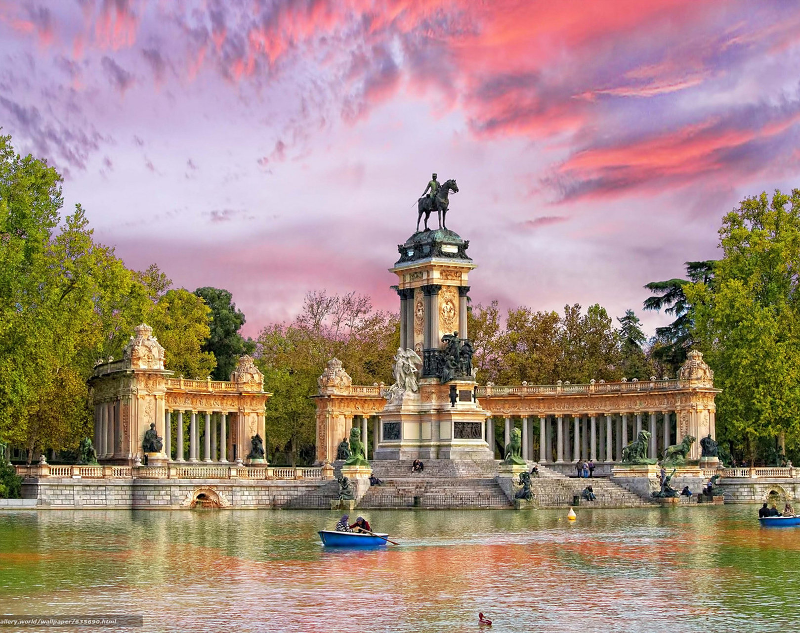 西班牙马德里丽池公园的接地彩虹