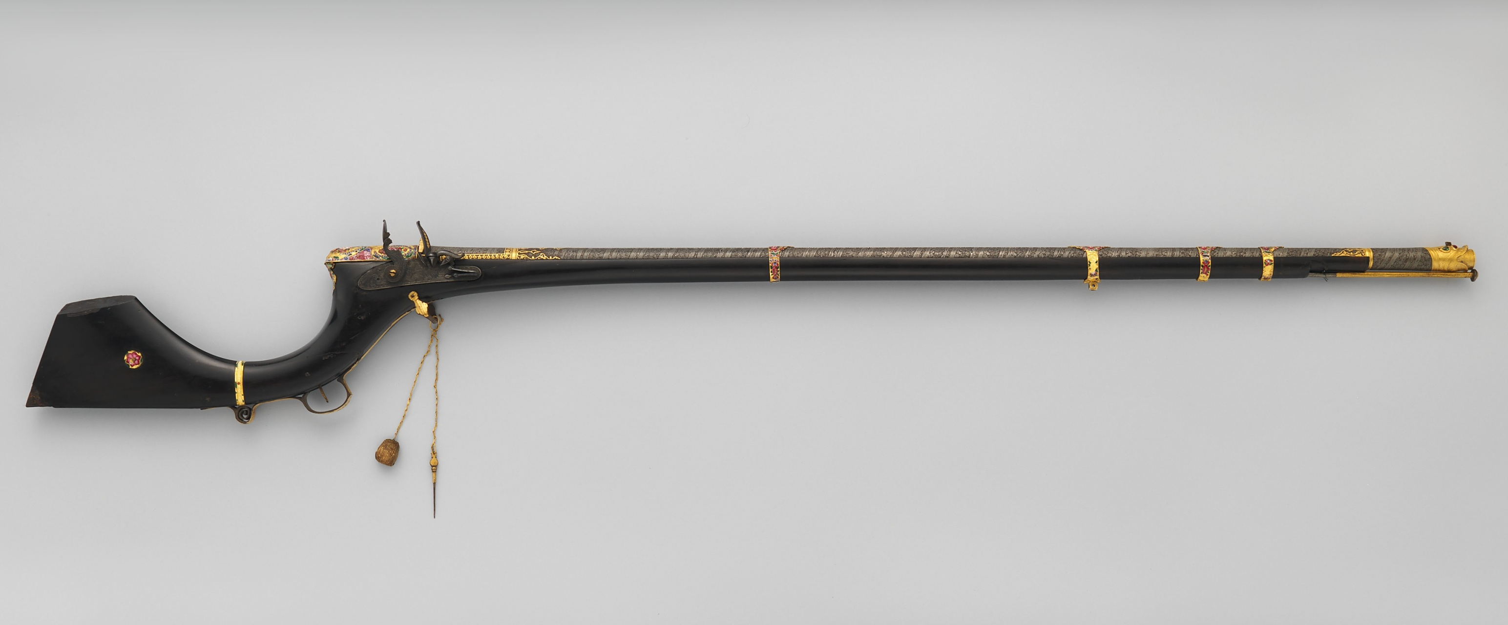 燧发枪的发明 由1547年(16世纪中叶)出生在枪炮工匠,锁匠和钟表匠家庭