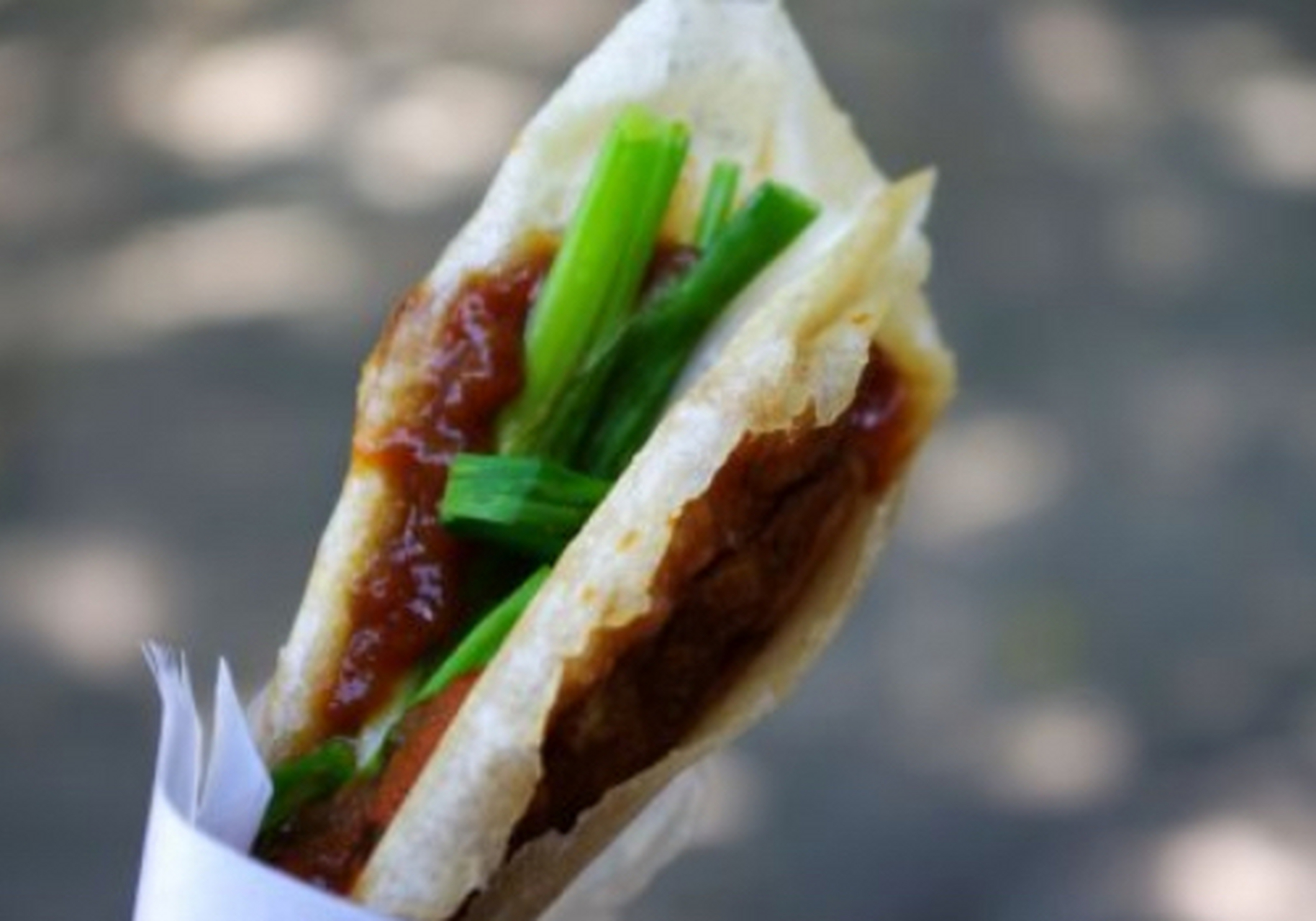 特色的葱包烩,美味至极,薄饼与葱段的完美结合,仿佛诉说着杭州的故事.