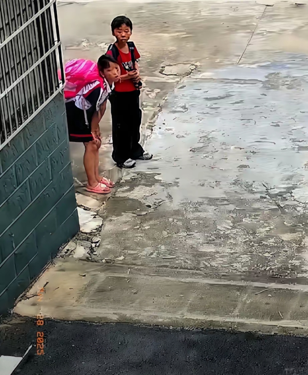 小学学生在校门口拎秆盘罚站照片小学生穿凉鞋罚站学生抓株手从四楼掉