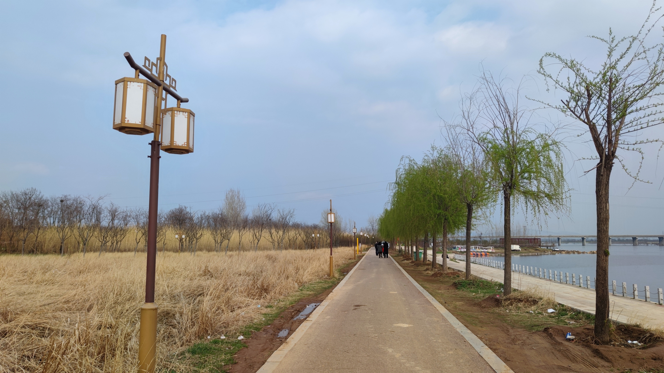 河南平顶山市郏县北汝河湿地公园,在这片宁静的河边上,拦河大坝建筑