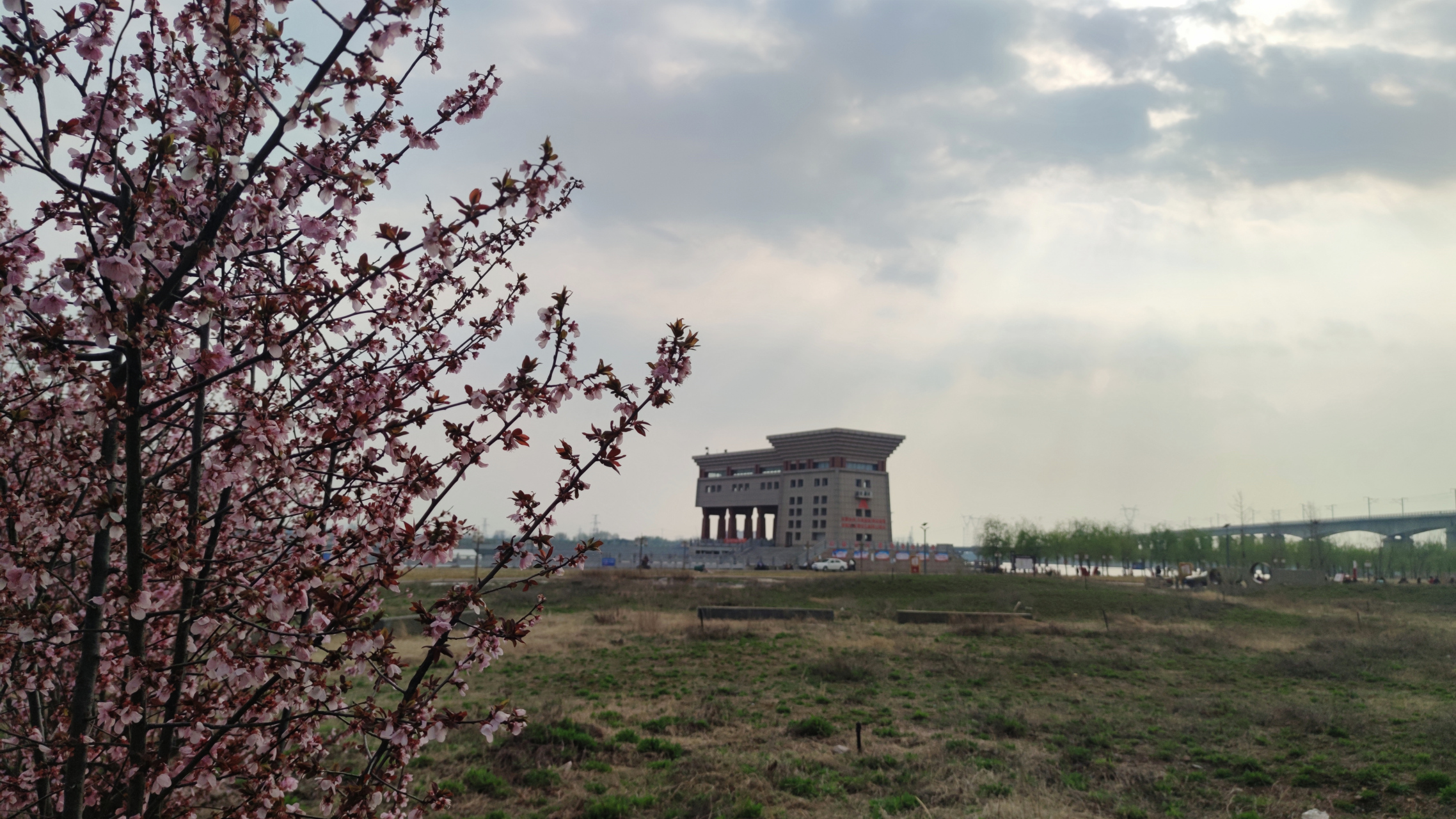 河南平顶山市郏县北汝河湿地公园,在这片宁静的河边上,拦河大坝建筑