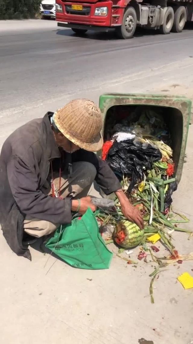 我们小区有个70多岁的小老头,1米6的个子,秃头顶,整天戴个破毡帽,见了