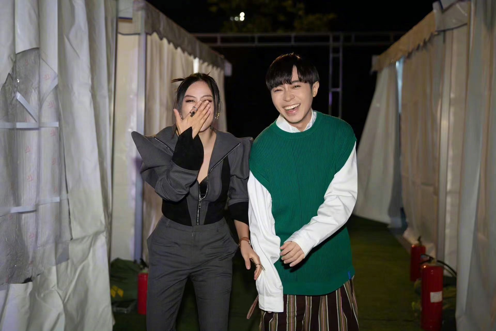 陈粒和吴青峰合照啦!你们唱的望穿好好听!  #每日娱乐看点