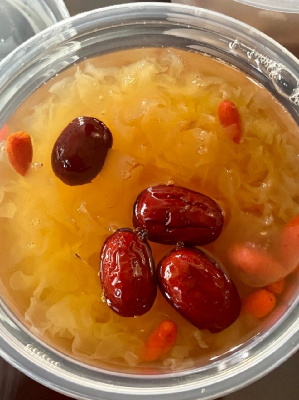 今天吃银耳红枣糖水. 晚上吃完饭来一碗糖水,是个非常不错的选择.