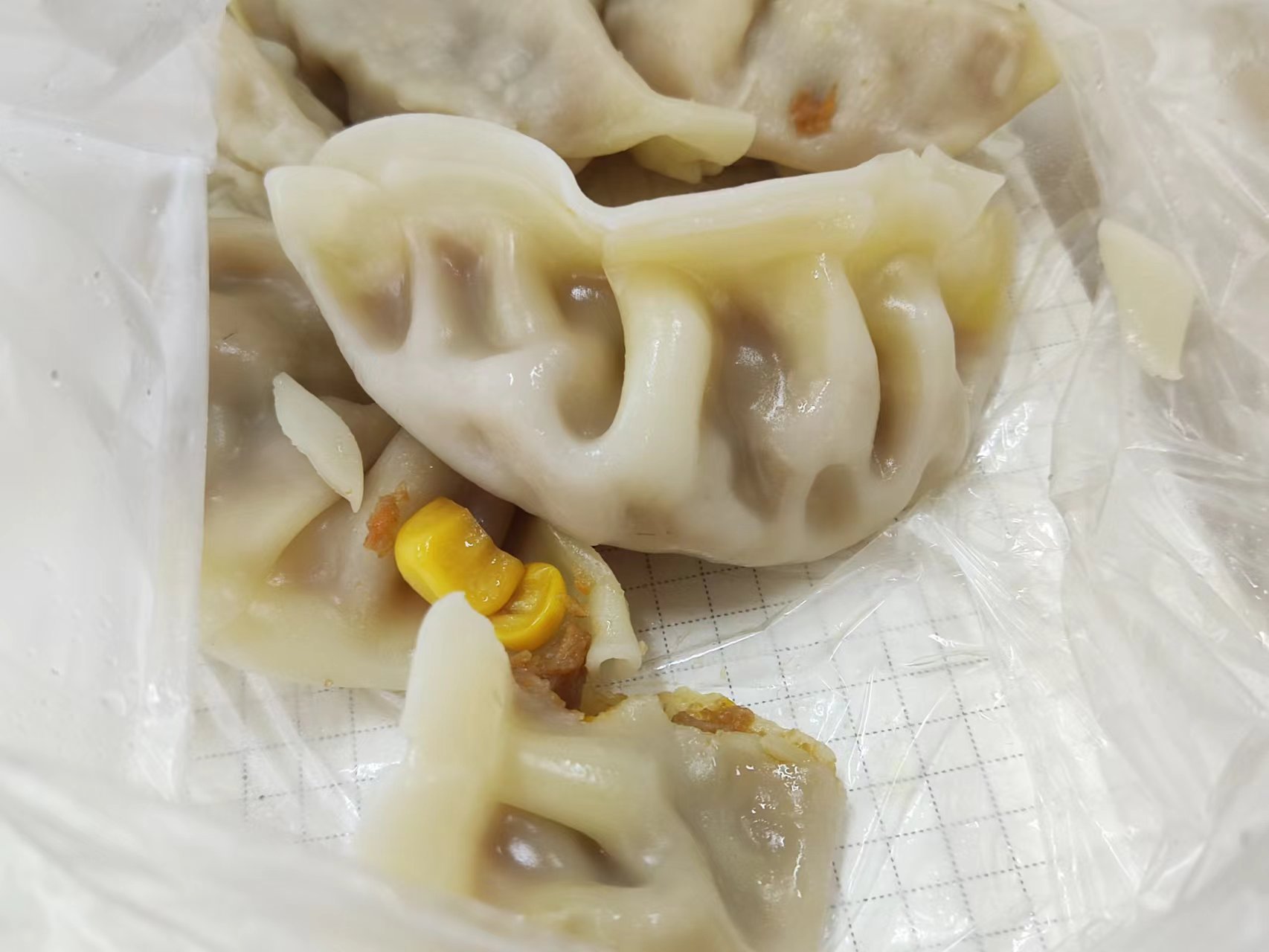 这个玉米猪肉馅的饺子还不错,买回来没多久就冷了.