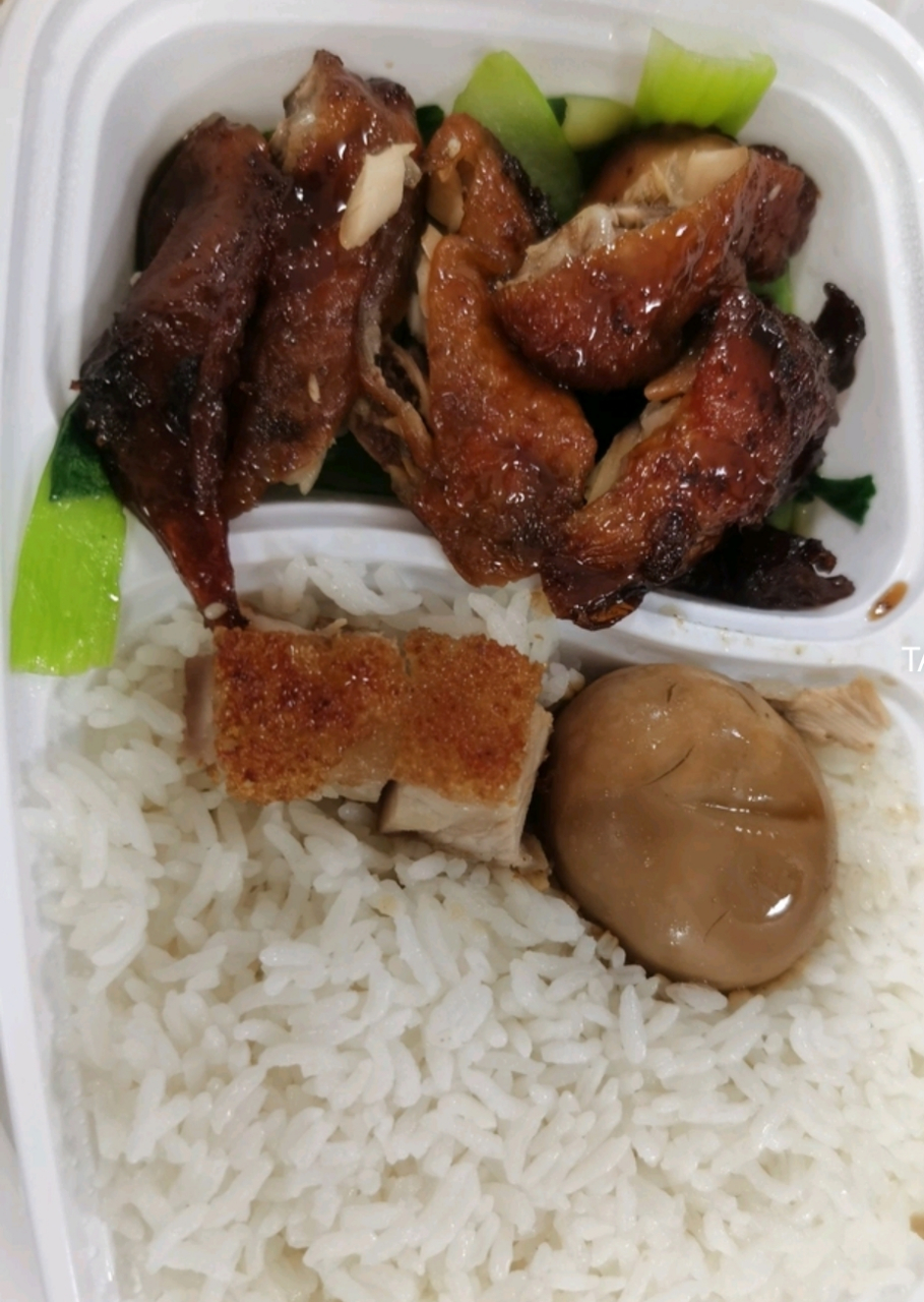 这个烧鸭饭还是不错的,还加了个卤蛋,卤蛋也挺香的,烧鸭没有骚骚的