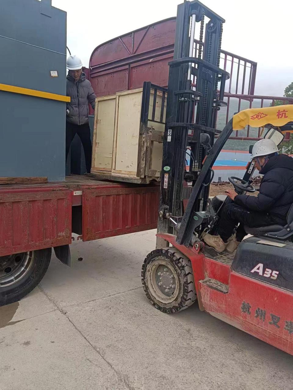 四川一体化污水处理设备卸货现场