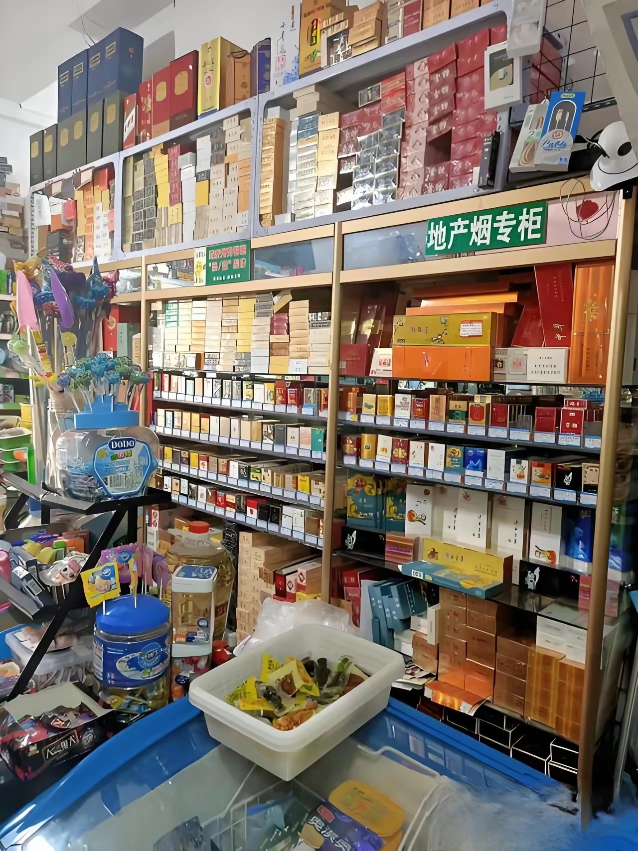 今天去超市买烟,我说我买一整条,老板竟然不卖给我,我觉得很奇怪,明明