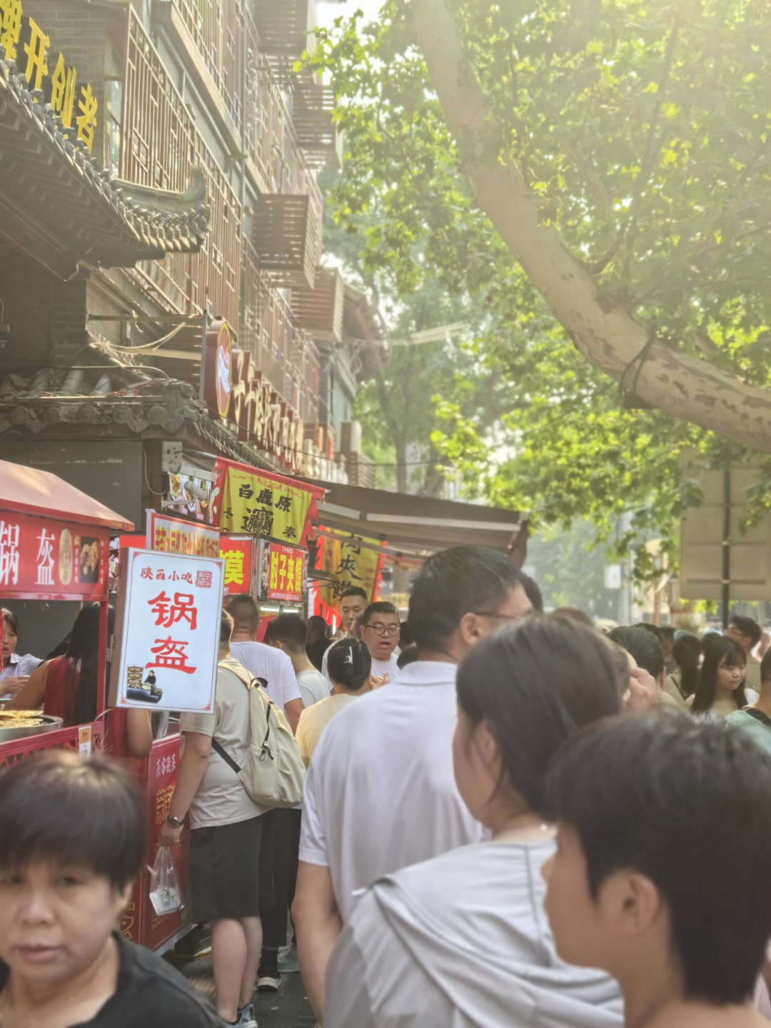 西安小南门早市热闹非凡