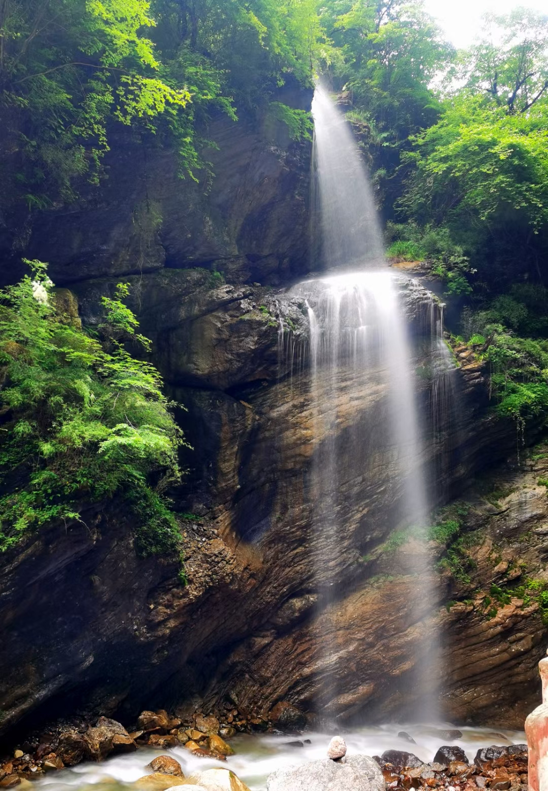 这里的景色真是超级美呀!山峰奇特,瀑布直下,湖水清澈