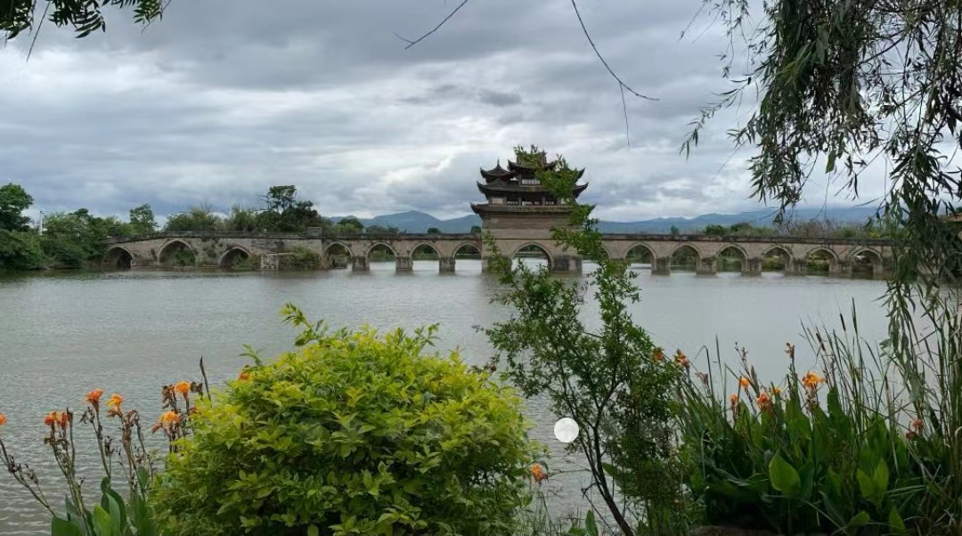在云南红河州建水县,有一座闻名遐迩的双龙桥.