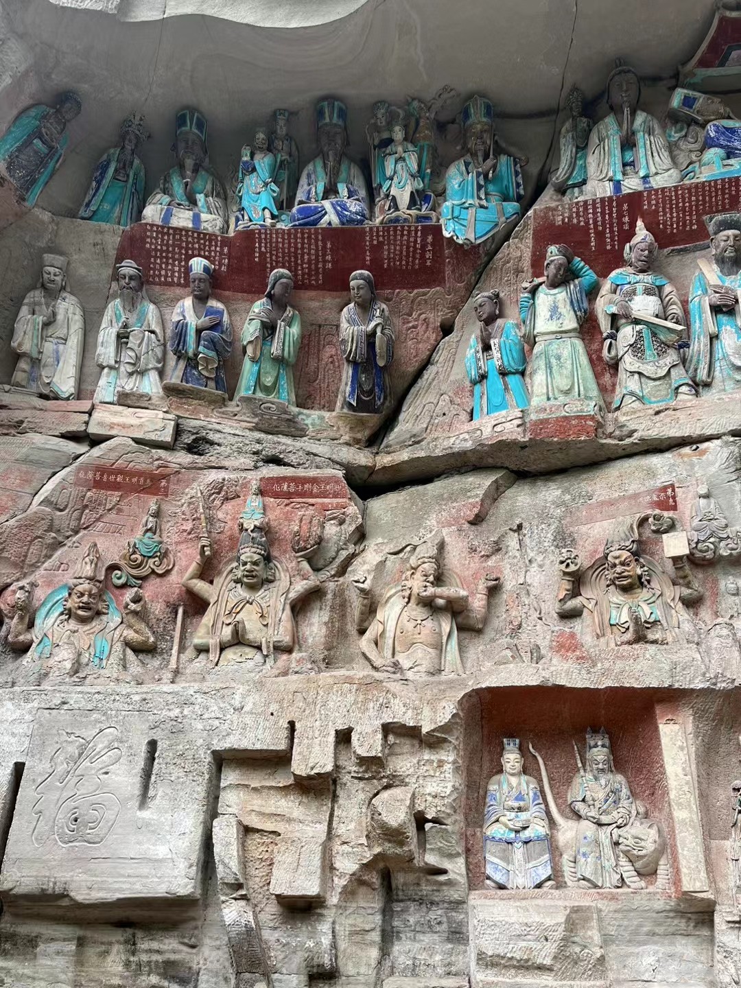 来到重庆大足石刻的宝顶山石刻,眼前的景象令人震撼.