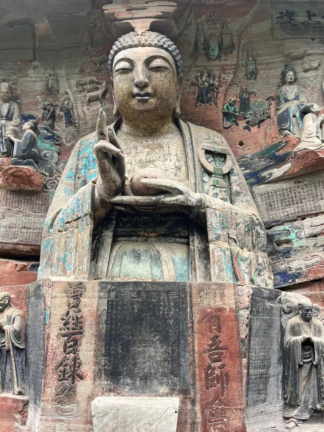 来到重庆大足石刻的宝顶山石刻,眼前的景象令人震撼.