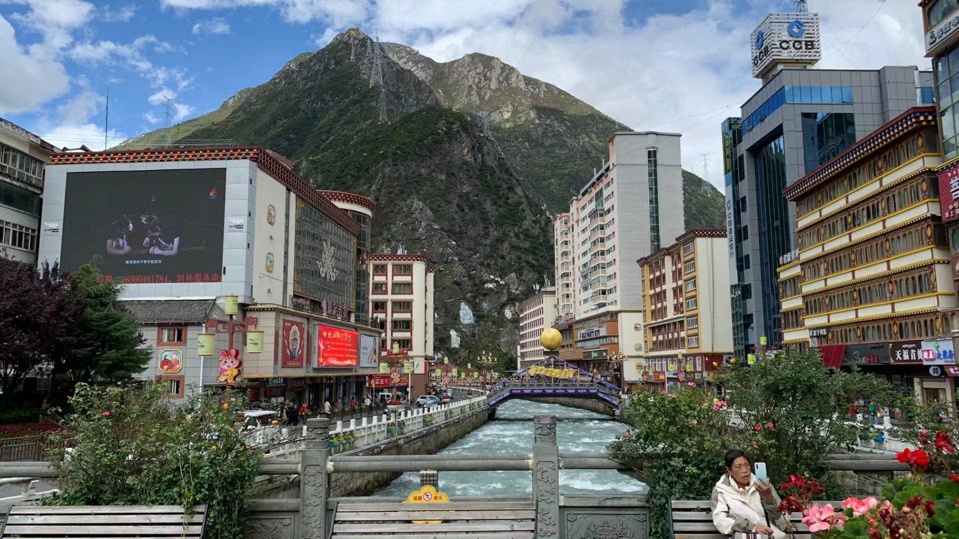 它让康定这座城走进人们心里,这里有壮丽的山水,淳朴的民风