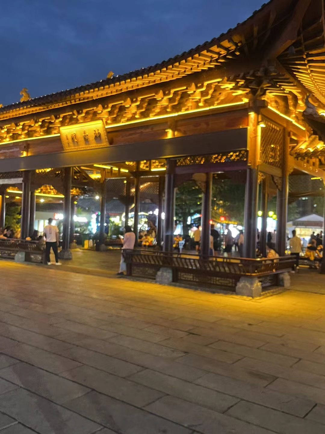 常德大小河街的夜晚,灯光璀璨,照亮了古色古香的建筑.