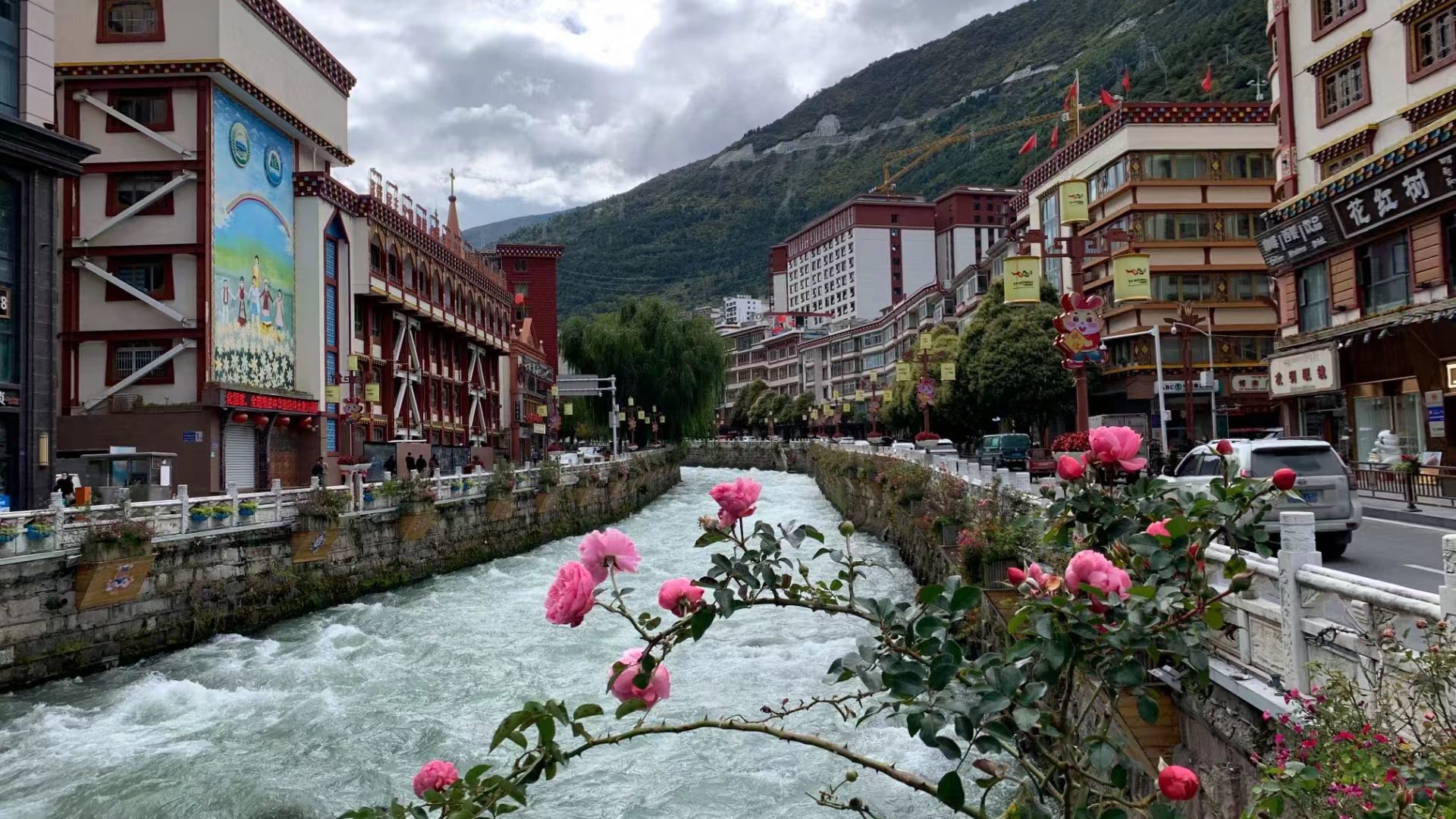 它让康定这座城走进人们心里,这里有壮丽的山水,淳朴的民风