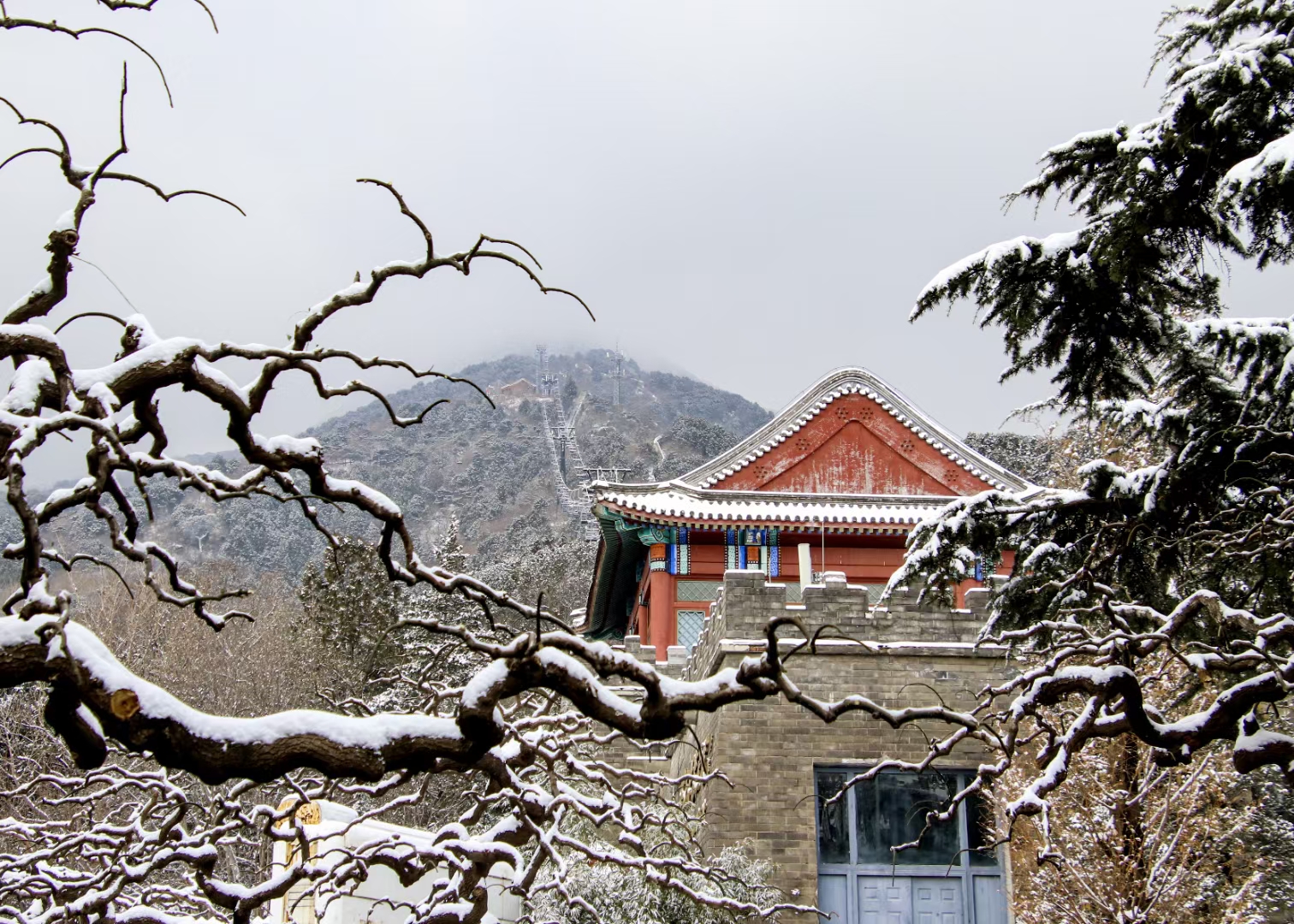 雪后香山,银装素裹,分外妖娆.空气清新怡人,景色优美而含蓄.
