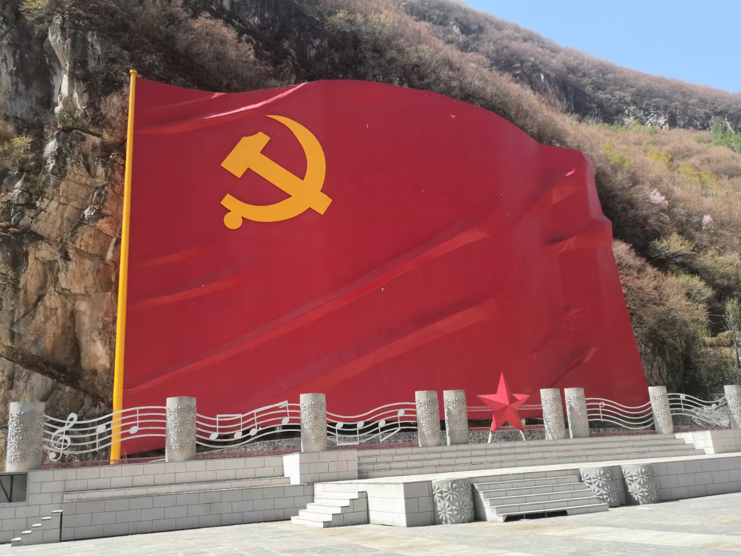走进基地,感受革命精神,接受红色洗礼,汲取不断前行的力量和勇气.