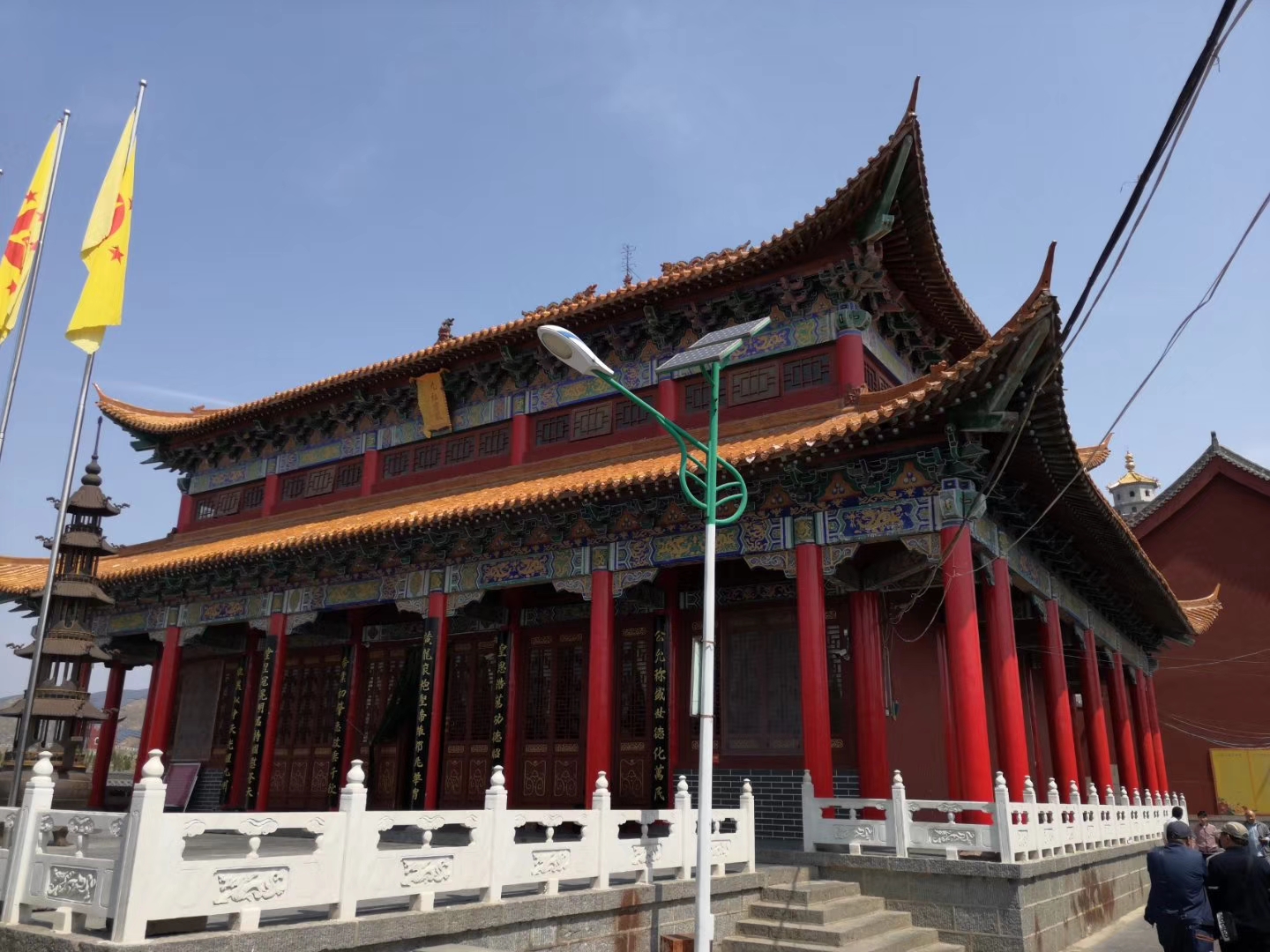 河南淇县的古灵山,山峰连绵,树木茂盛.小路曲折,溪水流动.