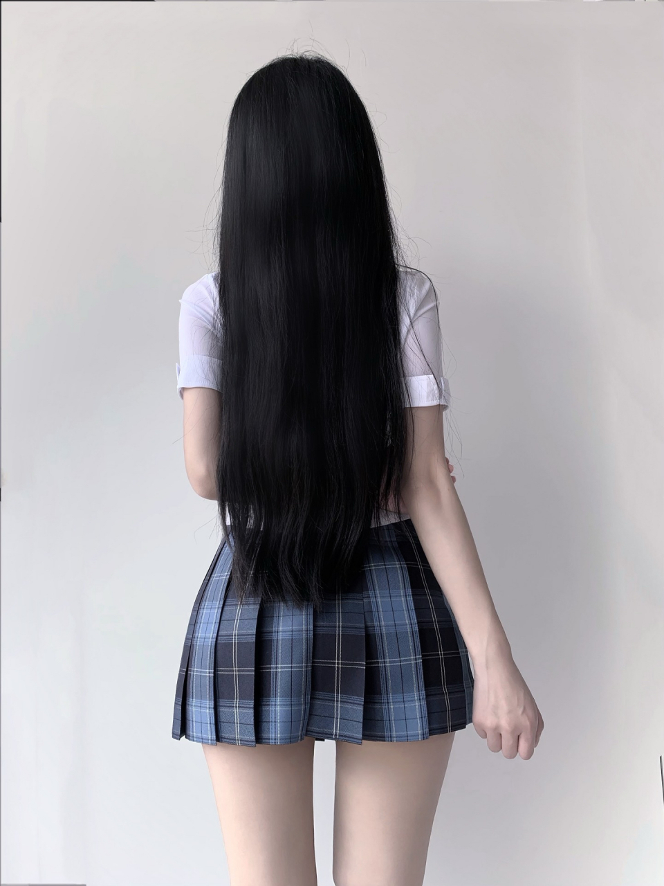 " 远处可观,一位穿着jk装的美女背影.