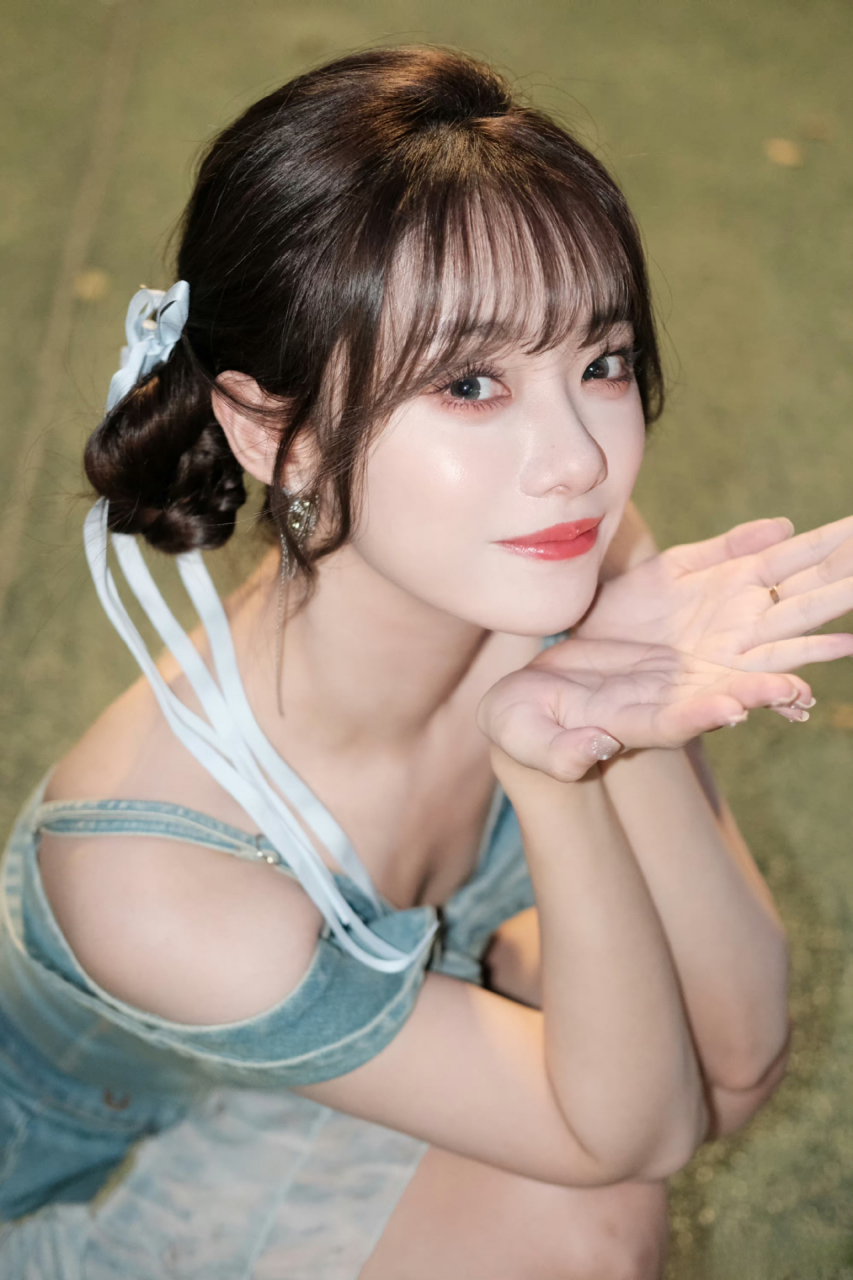 99【今日份时尚分享】99    lpl解说小钰近日在媒体上晒出了自己