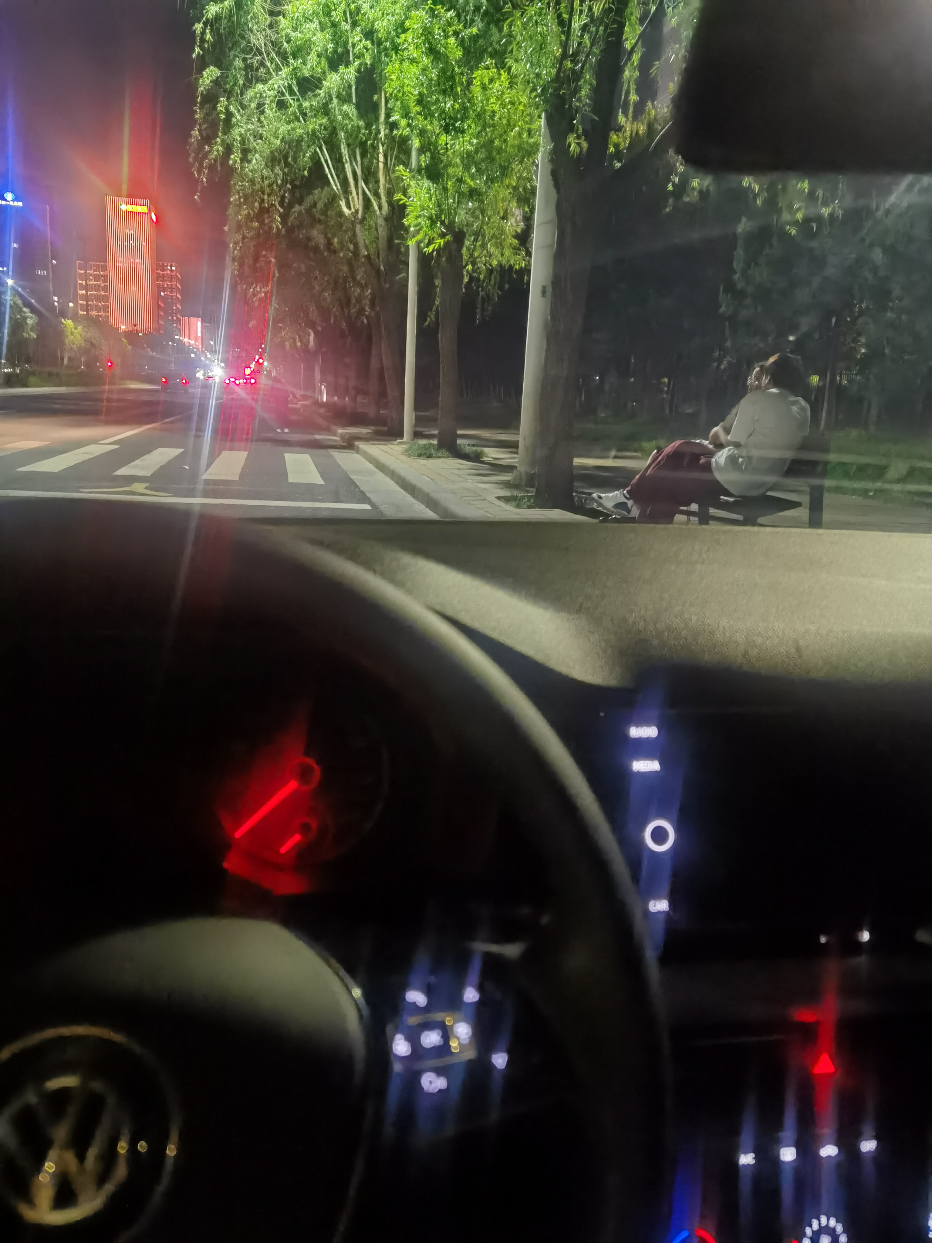 今天晚上车在路边停着在车里睡觉,睡了一会醒了看见在车前面旁边的