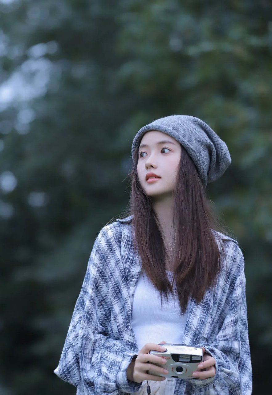 少女如花初绽颜,清纯似水映朝天. 手持相机留倩影,笑靥如花照镜前.