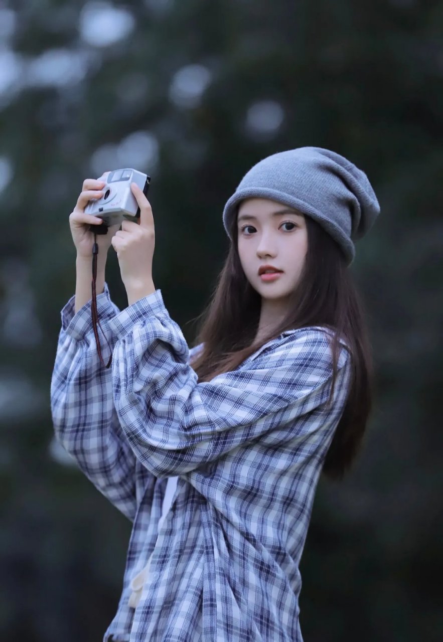 少女如花初绽颜,清纯似水映朝天. 手持相机留倩影,笑靥如花照镜前.