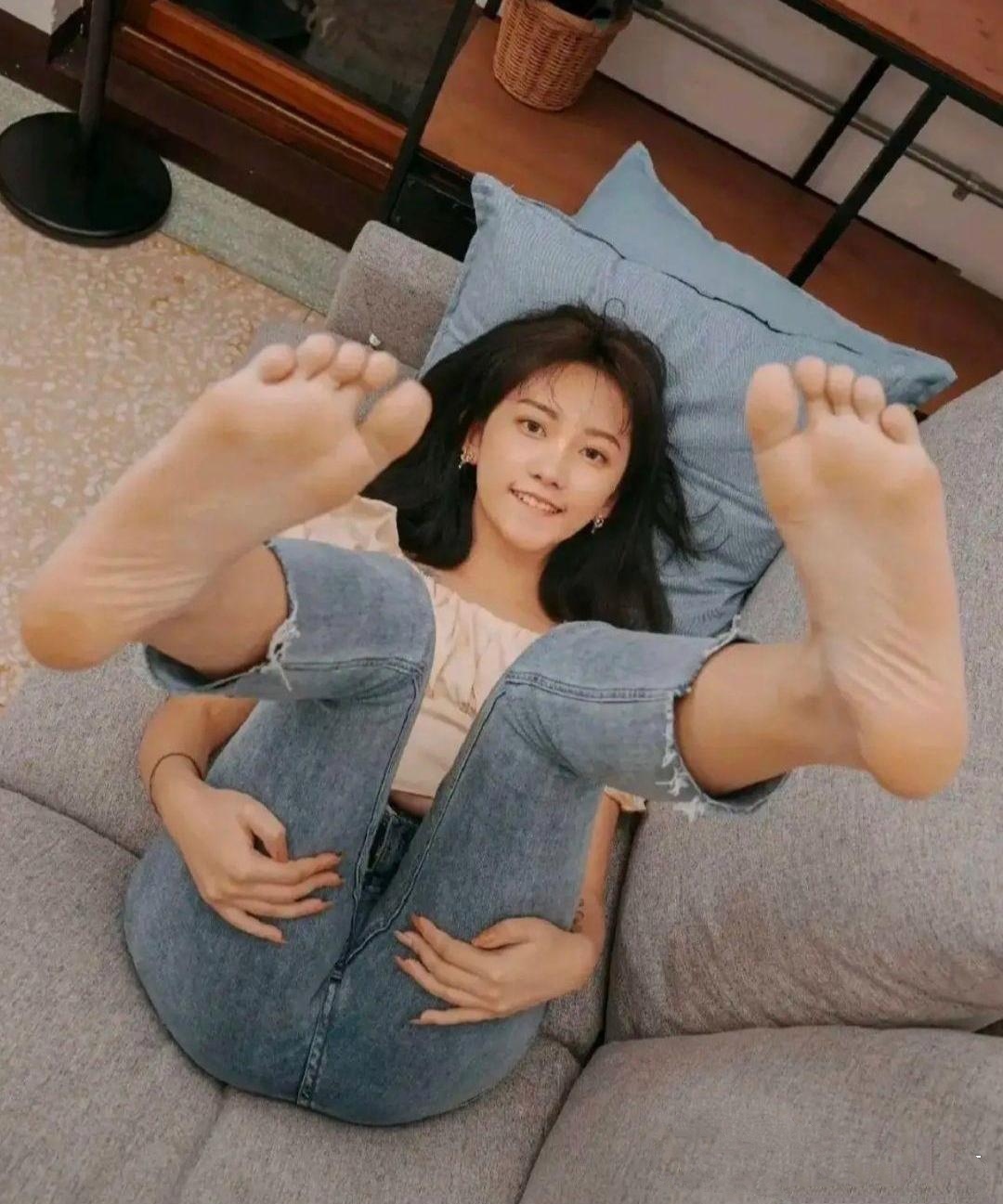 双手合十,置于腿间,仿佛在诉说着一种无言的宁静