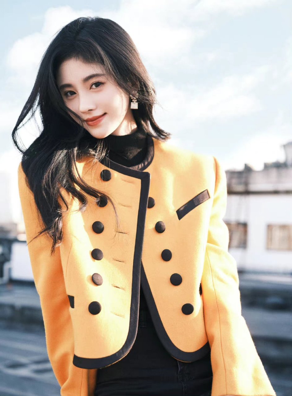 【跟着明星学穿搭,成为时尚达人(32)】 今天要分享的是鞠婧祎的穿搭.