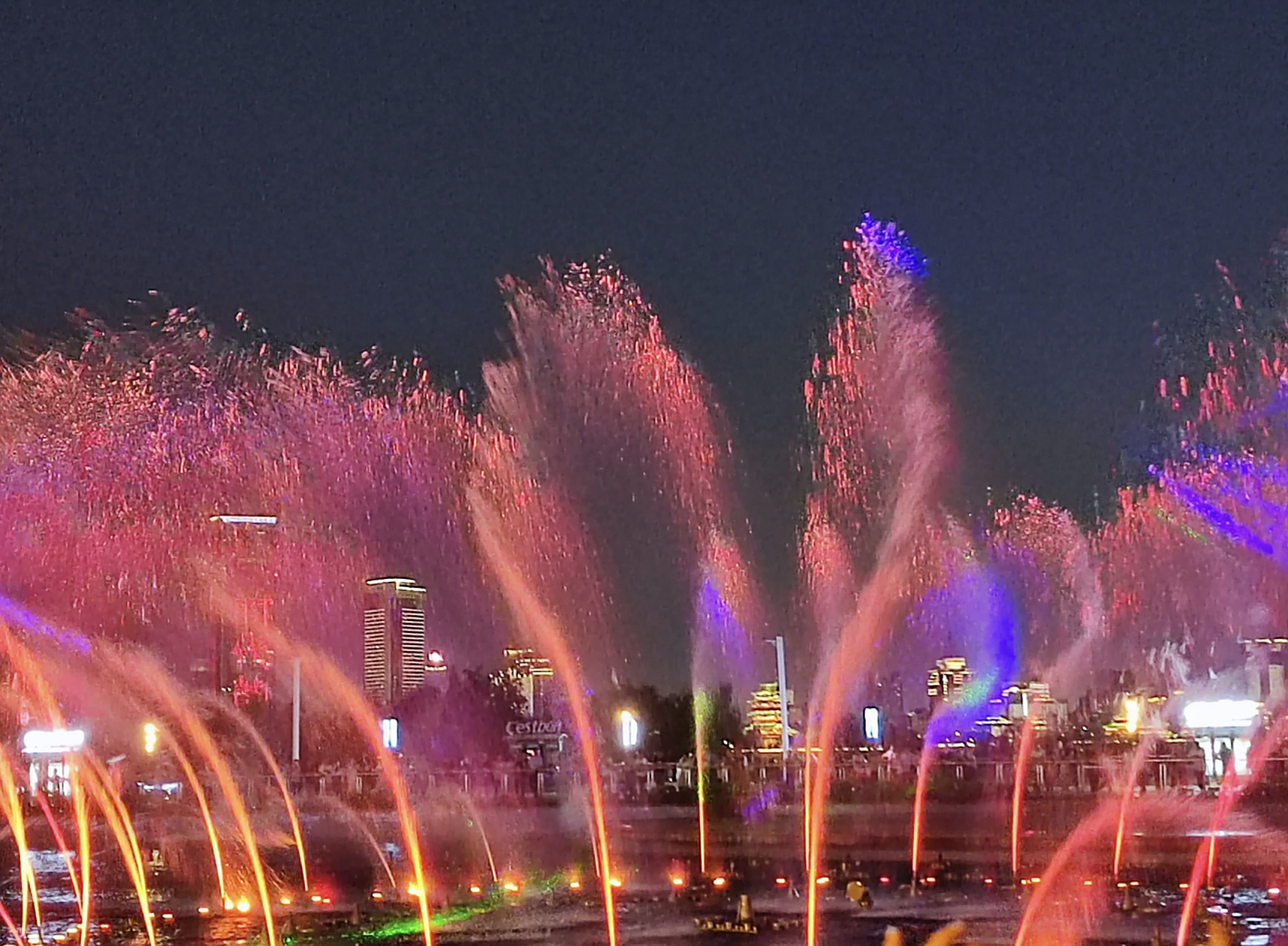 秋水广场的喷泉太好看了吧[开心]灯光的颜色真的很炫 一定要掐着时间