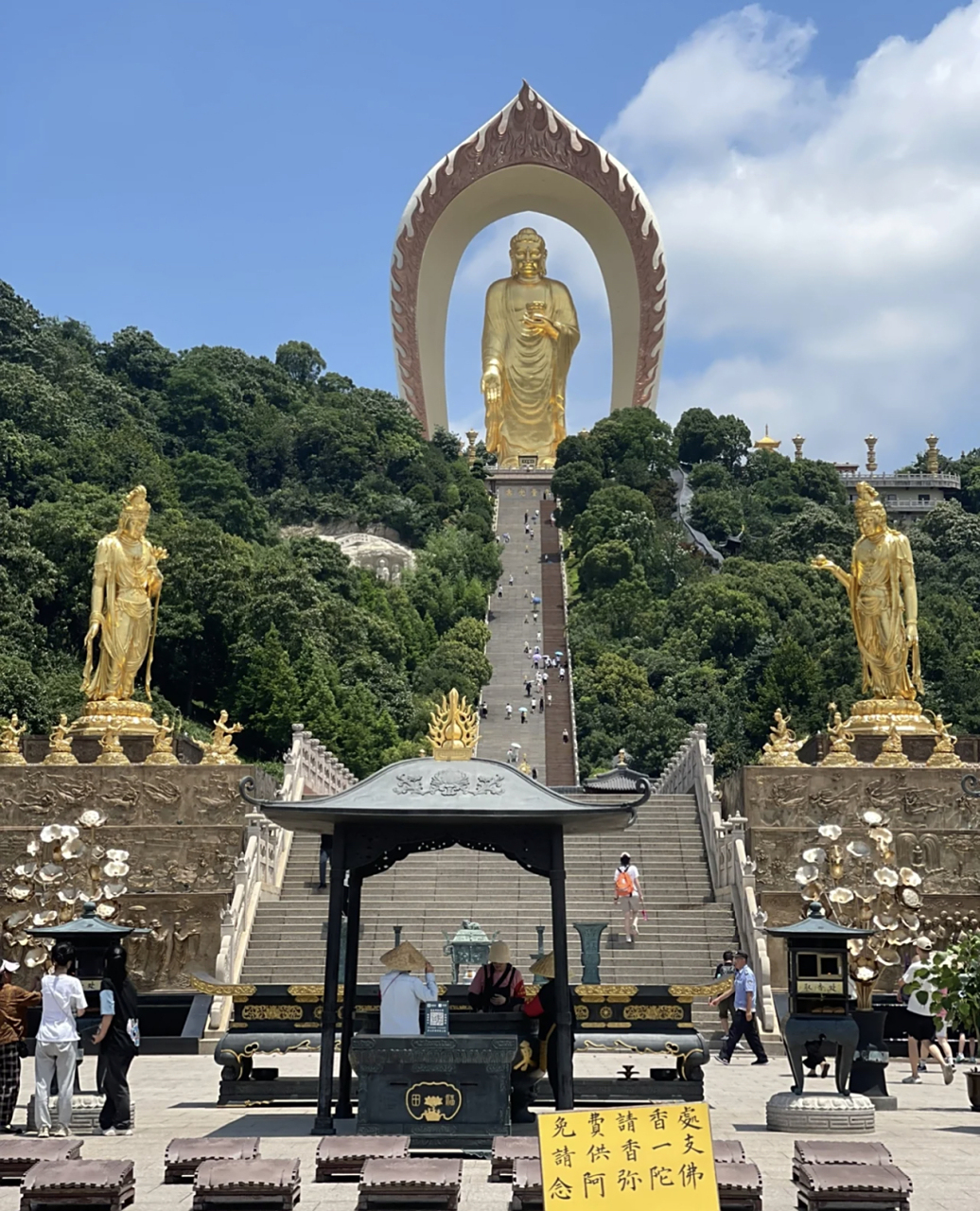 还有就是今天非常便利,有免费的茶饮以及素食,需自带杯子.#东林大佛