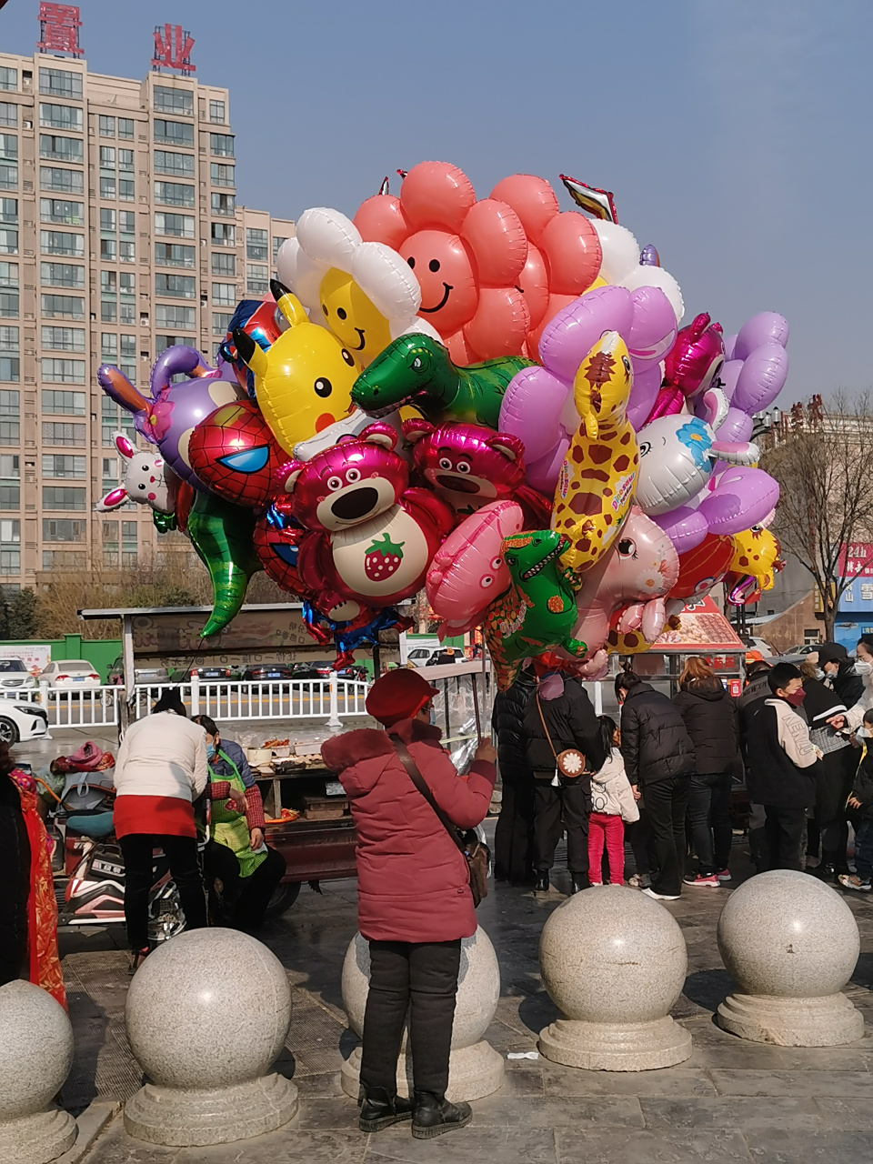 欢天喜地闹元宵,花花绿绿氢气球