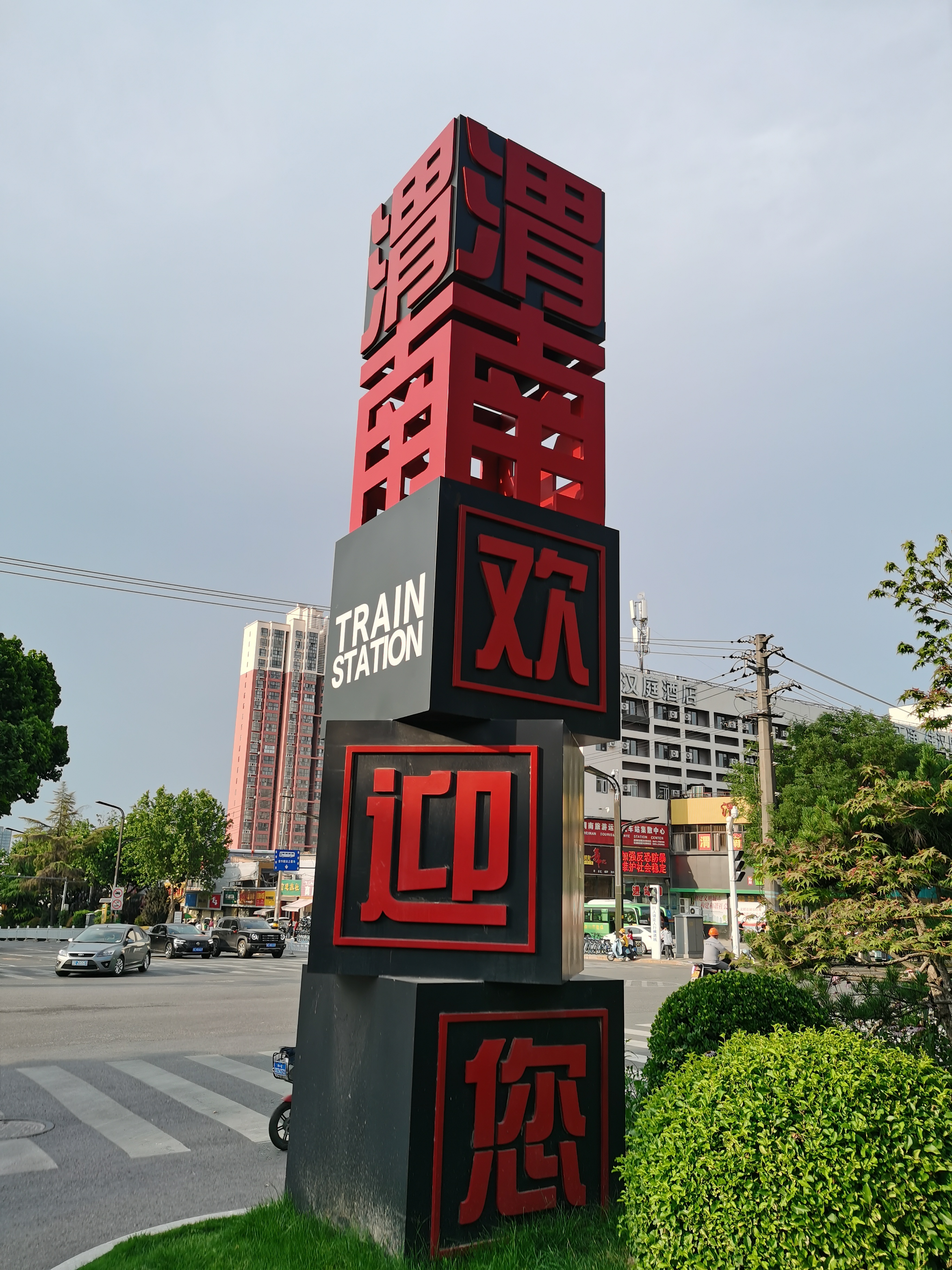 比方说,上海人气最高的步行街是南京路;北京人气最高的步行街是王府井