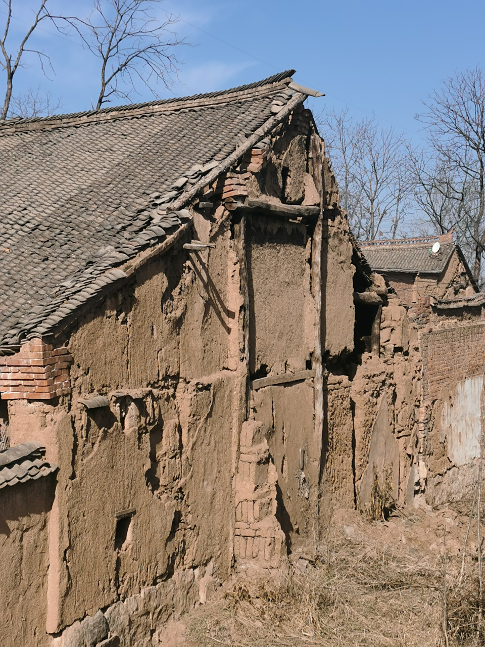 新农村建设让很多村民乔迁到别处生活了,遗留在村里的是那些居住过几