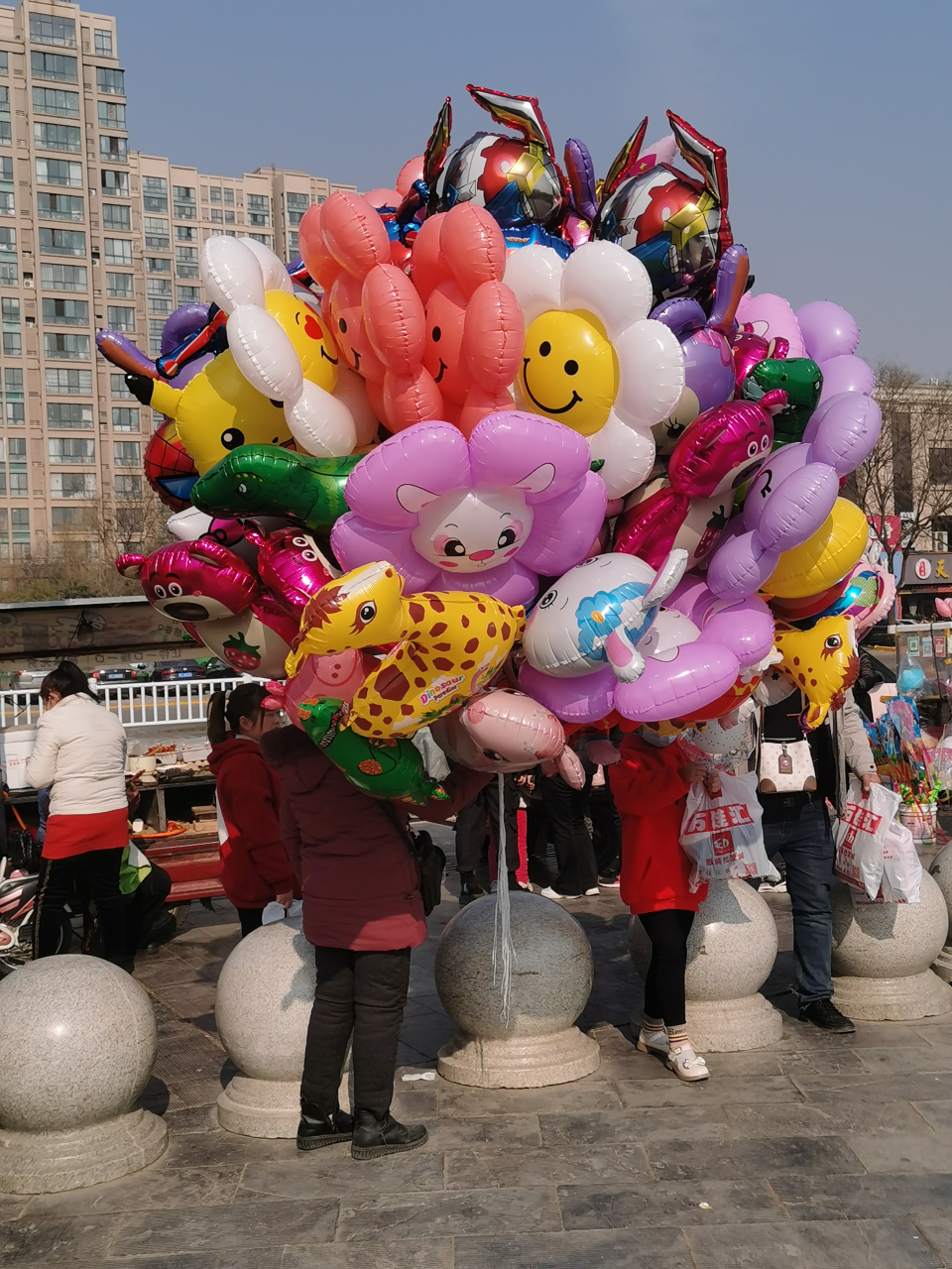 欢天喜地闹元宵,花花绿绿氢气球