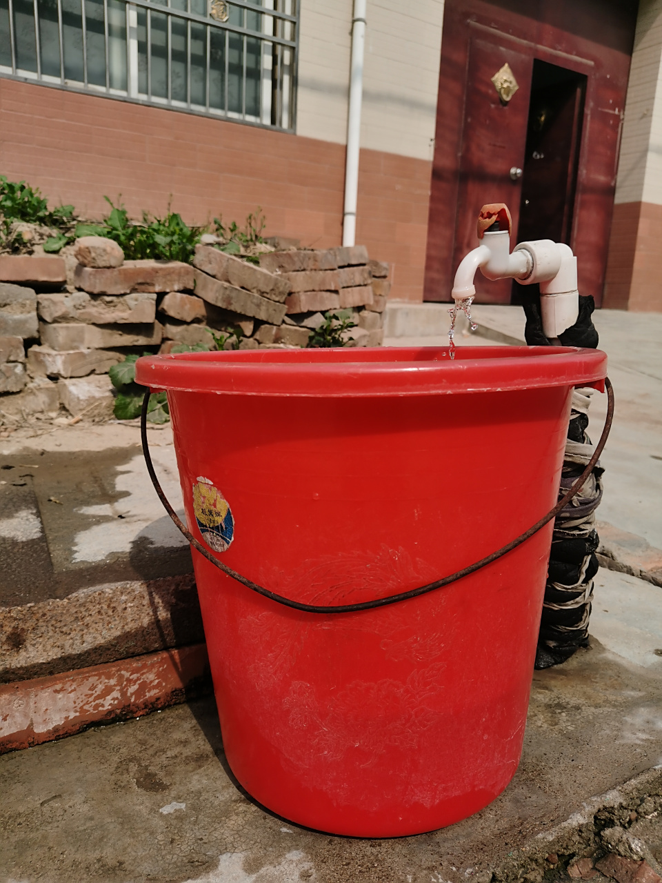 这个水桶跟着我已经有30多年了,你信不?