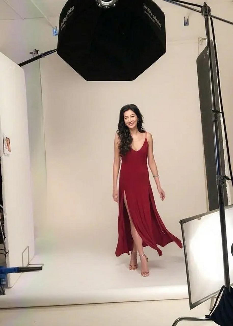 不愧是成龙爱过的女人,吴绮莉穿高开叉红裙,魅力太强大了!
