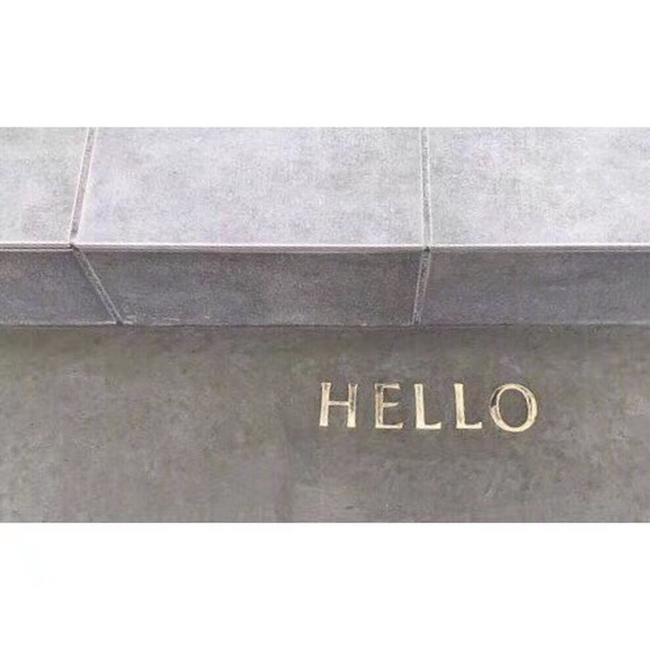 不错做法,金属字体内嵌地面.