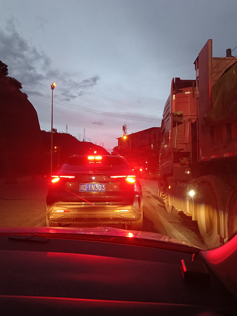 路灯,车灯与红绿灯,共同交织出绝美夜景.