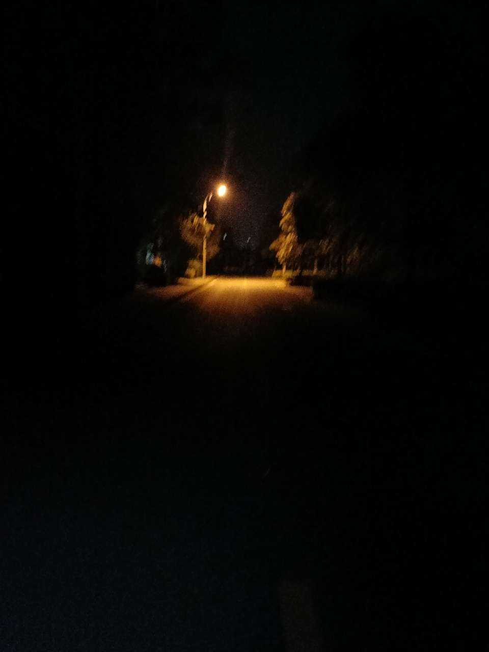 那一盏路灯独自闪烁高悬, 是我工作疲劳最后一丝光亮