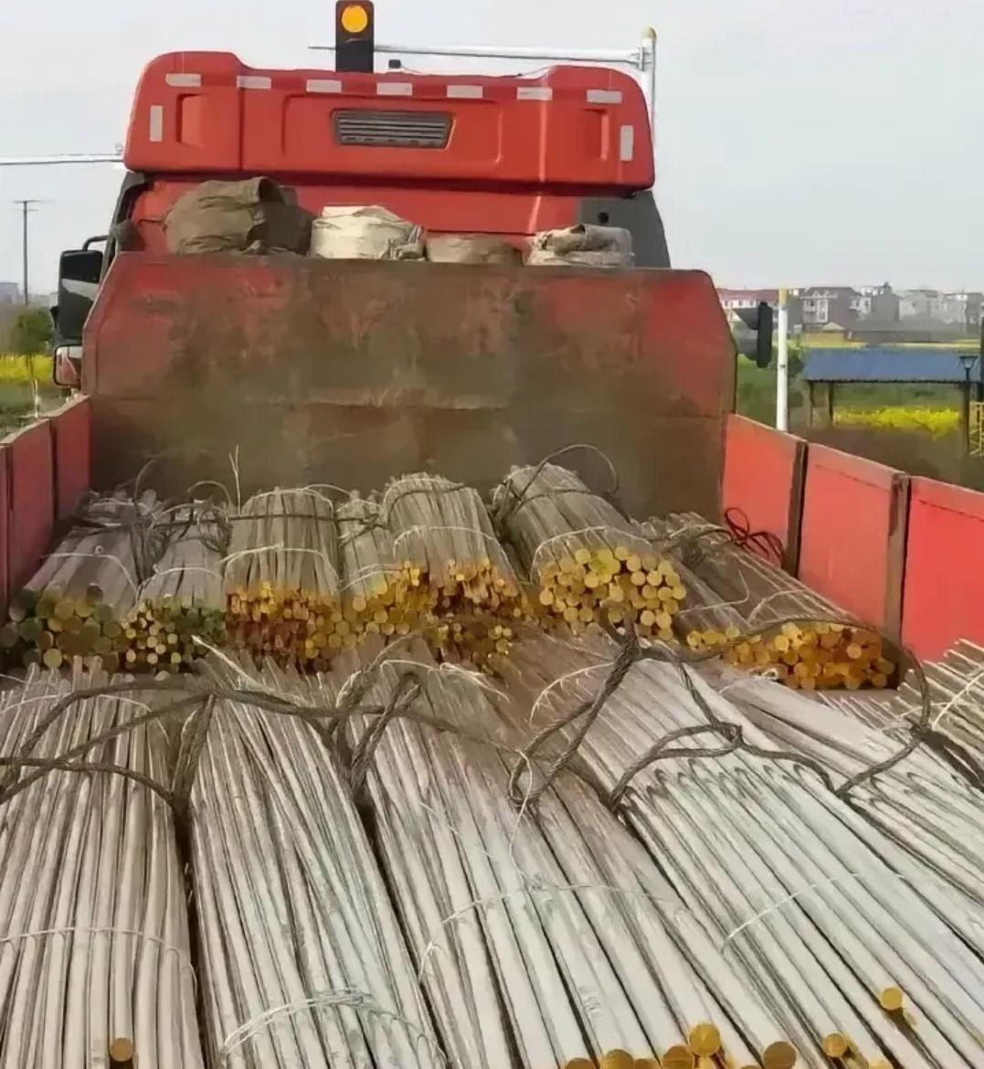 要是钢筋,倒也正常,可要是金条,那可不得了