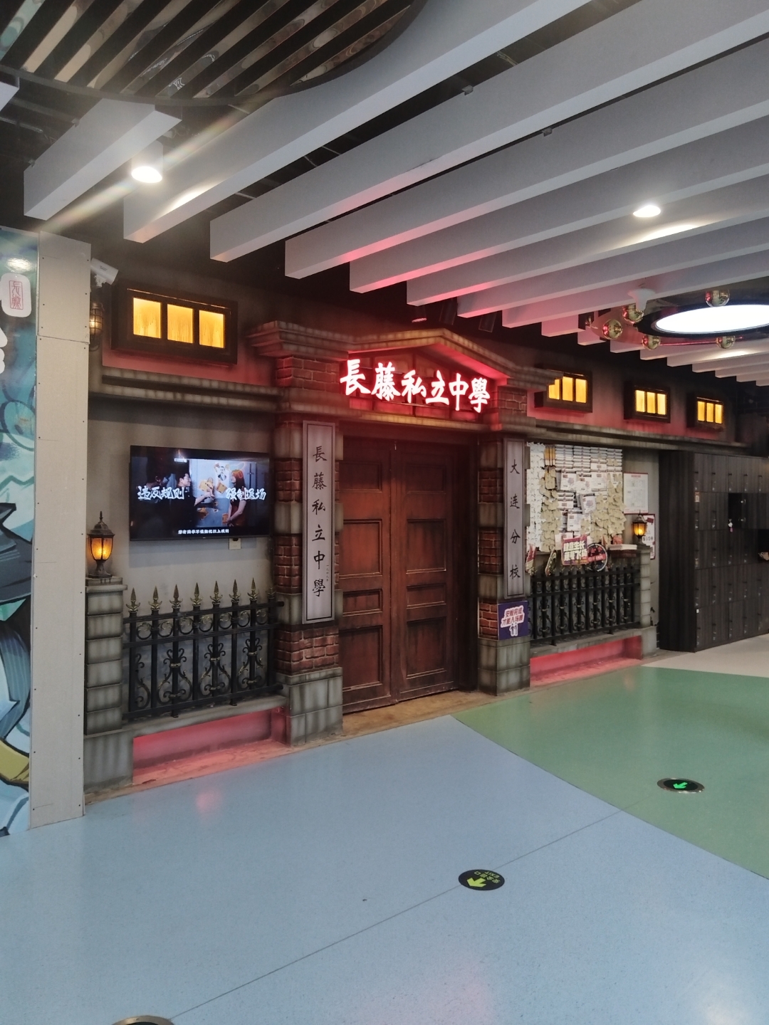 大街上不少穿奇装异服的青少年,头发搞的五颜六色