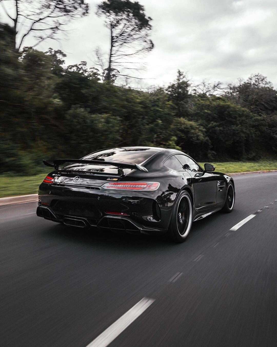 车评# #知识校园#    豪车鉴赏 | 奔驰amg gtr:赛道传奇的再现!